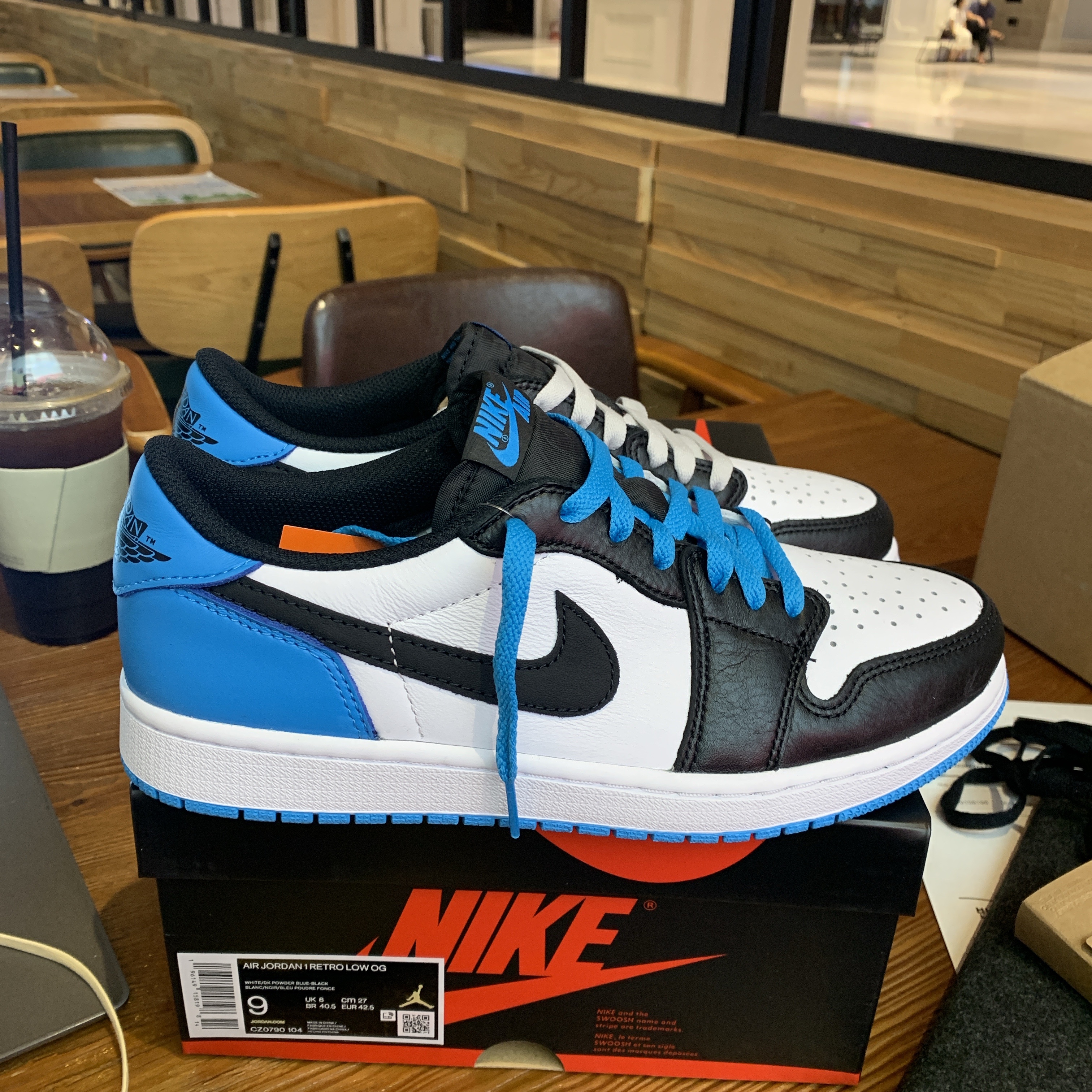 Jordan 1 Retro Low OG Black and Dark Powder Blue 착용 스타일 - 4