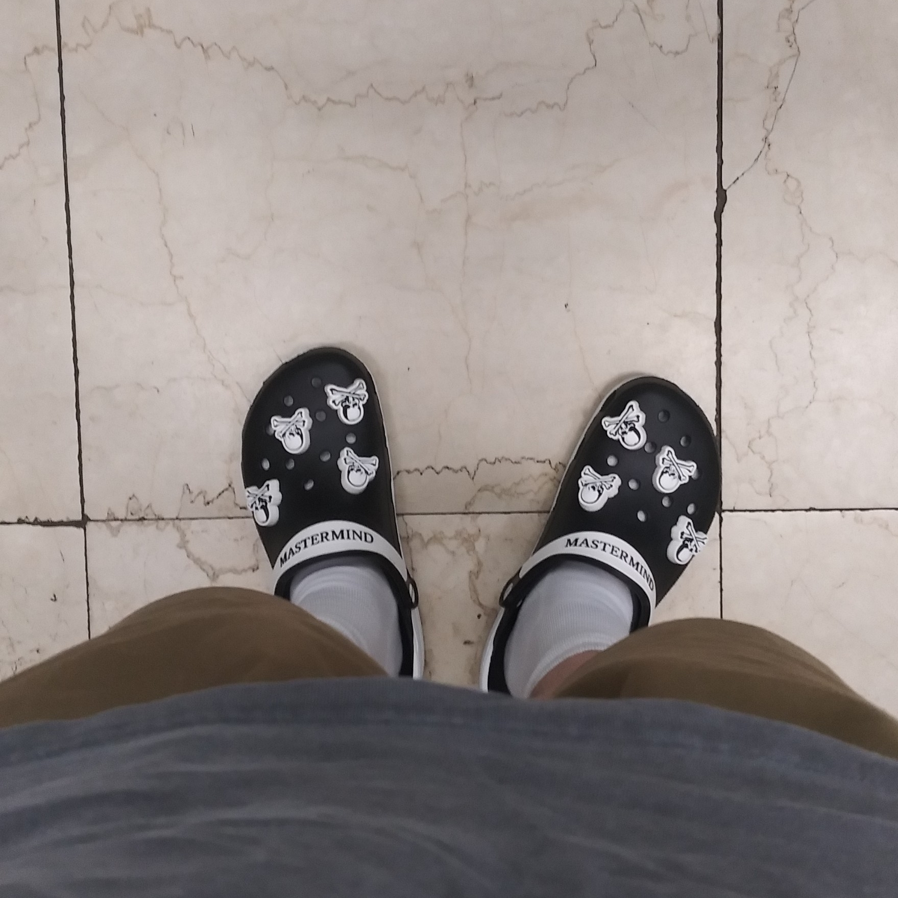 Crocs x Mastermind Classic Clog Black White 착용 스타일