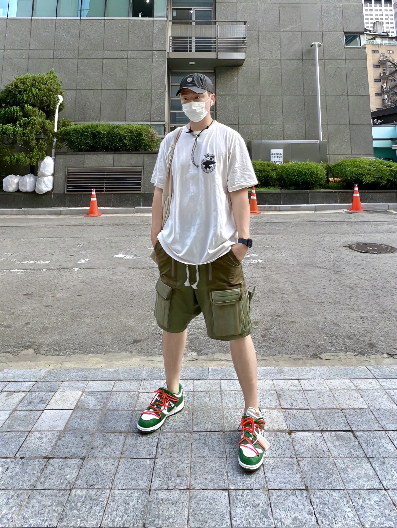 Stussy Beach Roots T-Shirt Natural, Nike x Off-White Dunk Low Pine Green 착용 스타일