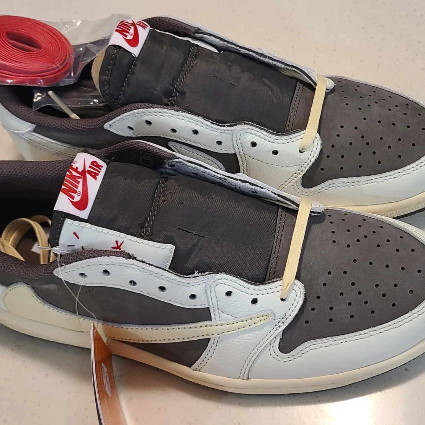 Jordan 1 x Travis Scott Retro Low OG SP Sail and Ridgerock 착용 스타일 - 2
