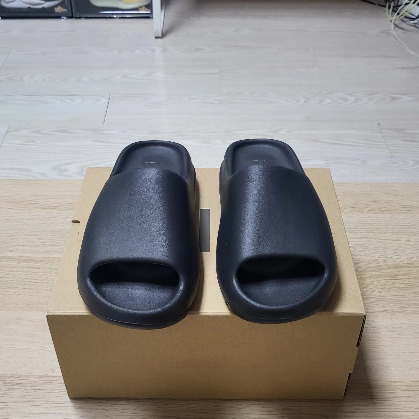 Adidas Yeezy Slide Onyx 착용 스타일 - 2