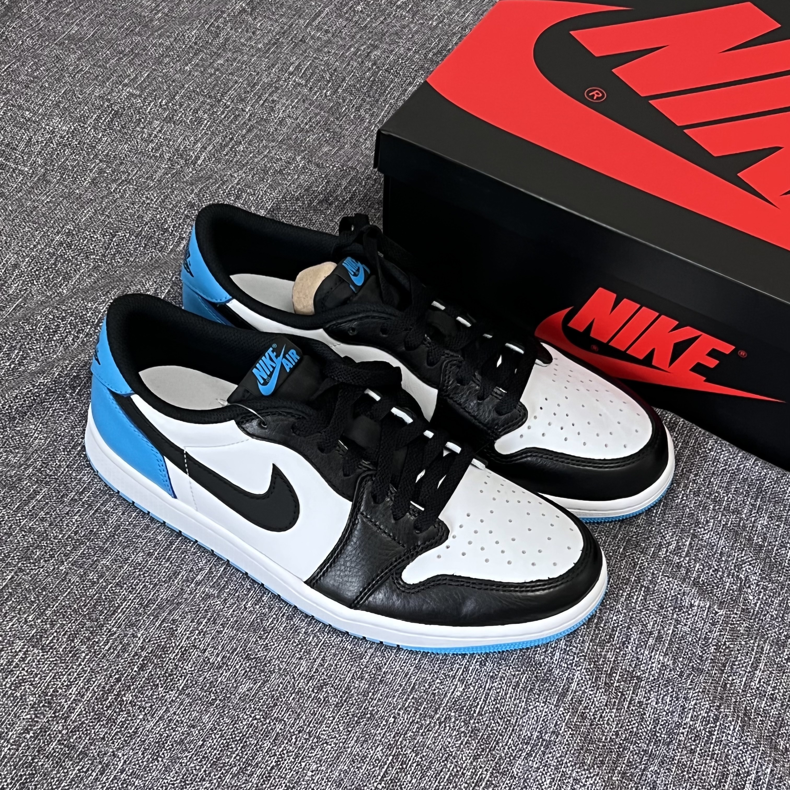 Jordan 1 Retro Low OG Black and Dark Powder Blue 착용 스타일