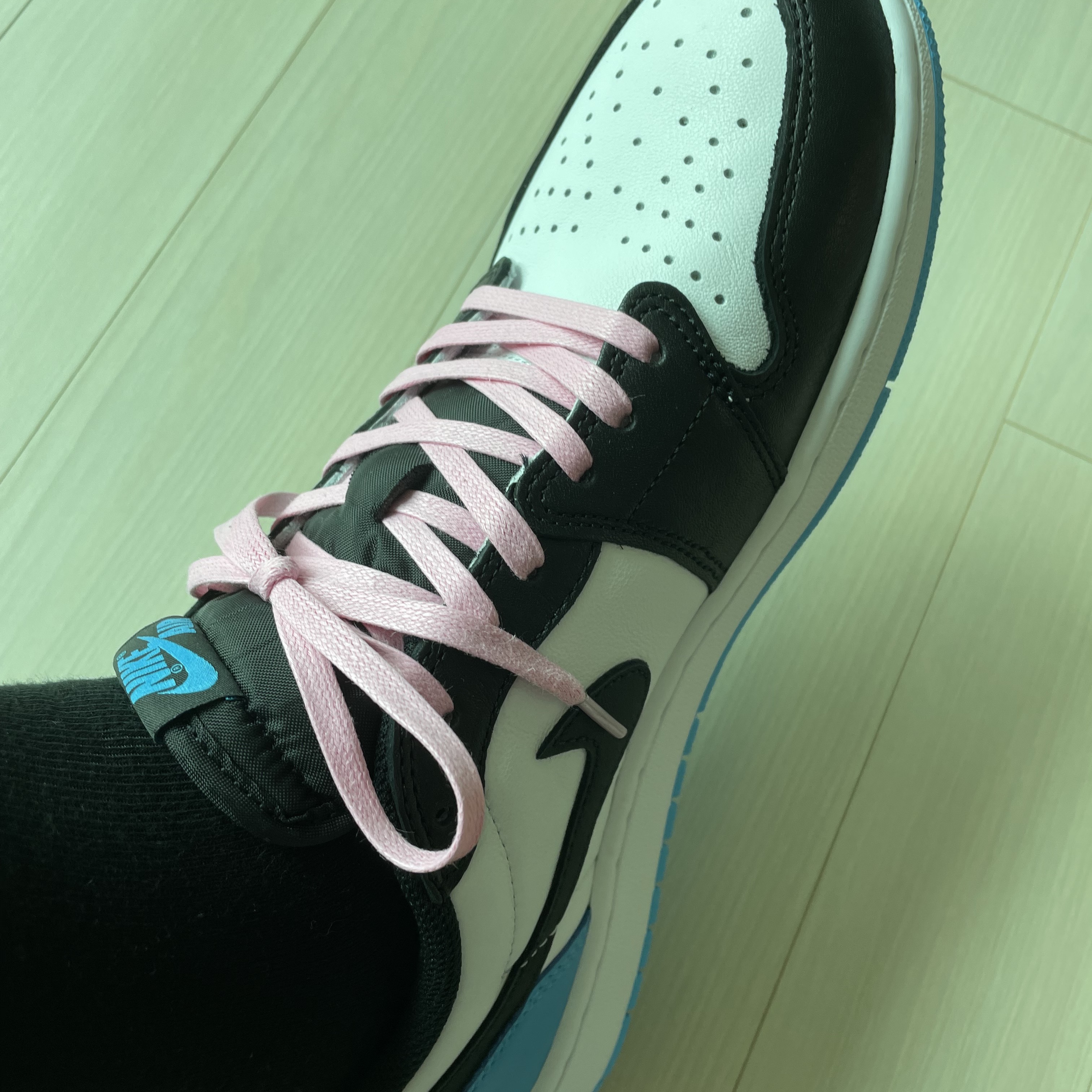 Jordan 1 Retro Low OG Black and Dark Powder Blue 착용 스타일 - 2