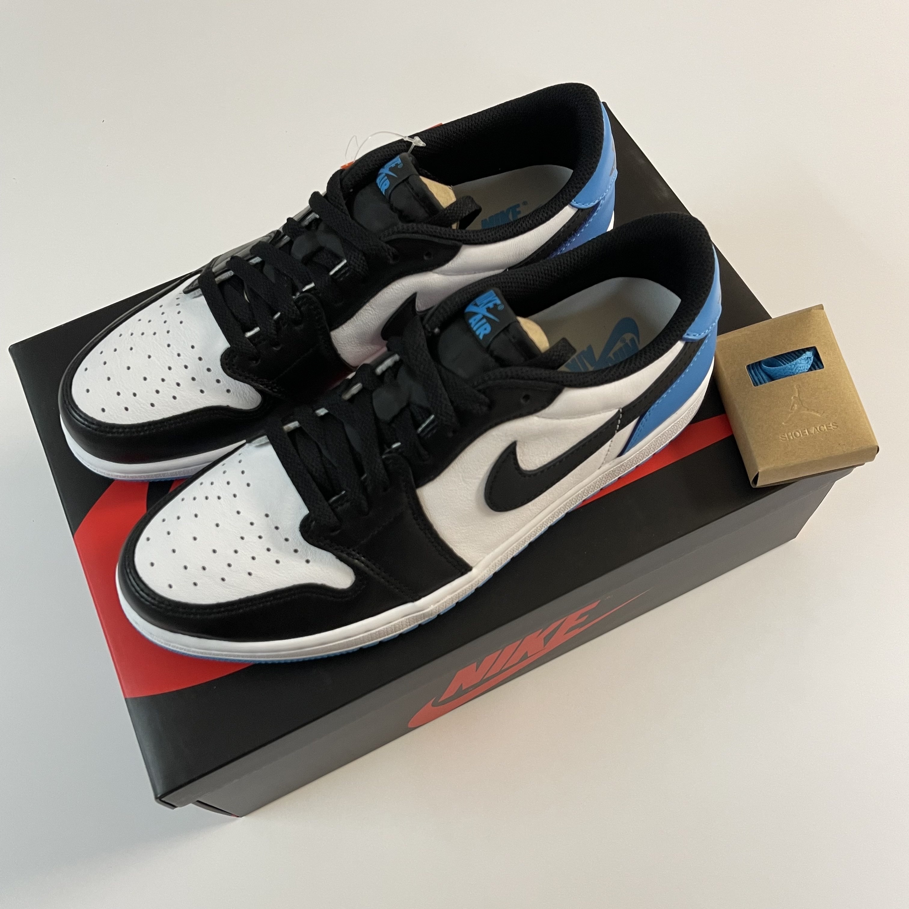 Jordan 1 Retro Low OG Black and Dark Powder Blue 착용 스타일 - 4