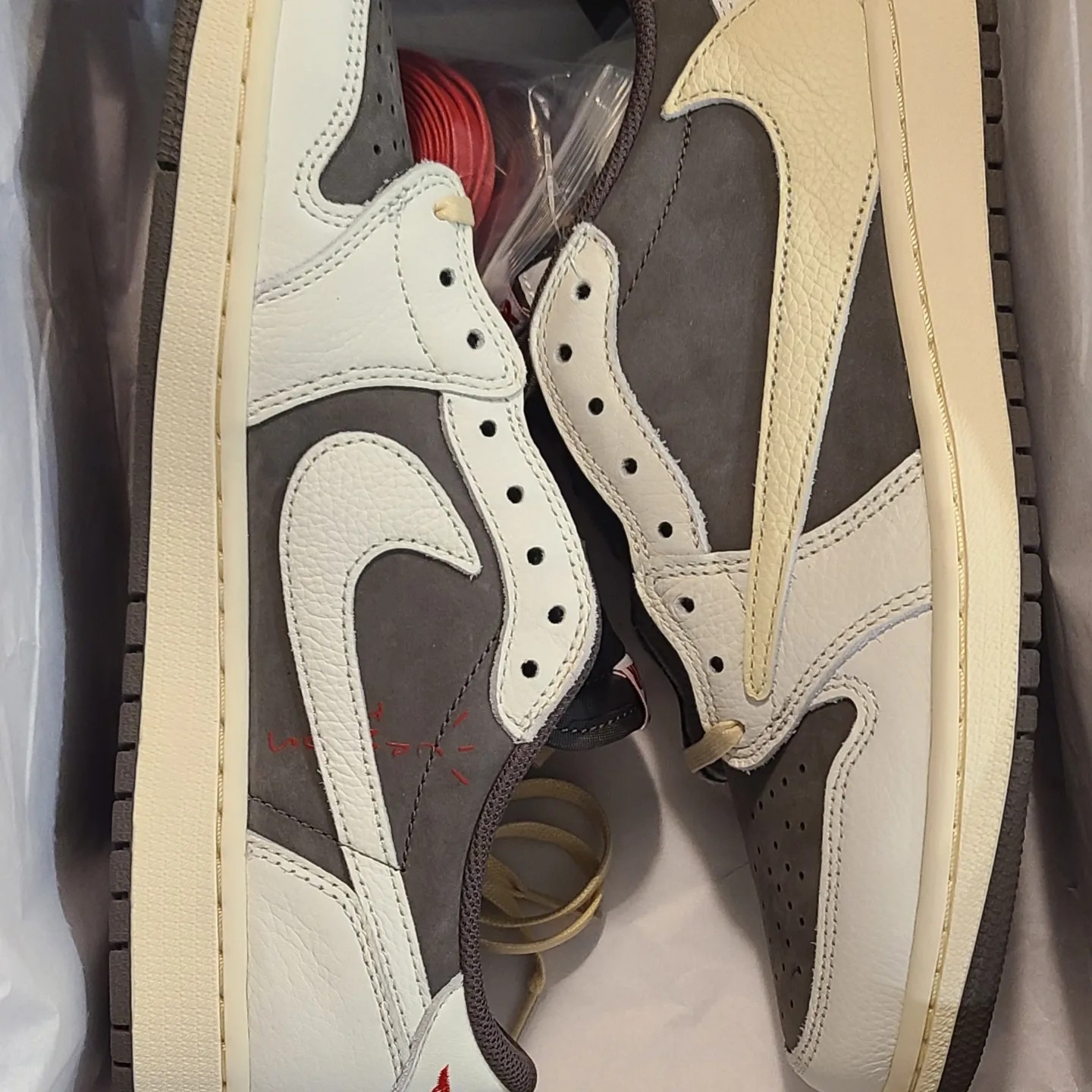 Jordan 1 x Travis Scott Retro Low OG SP Sail and Ridgerock 착용 스타일 - 1