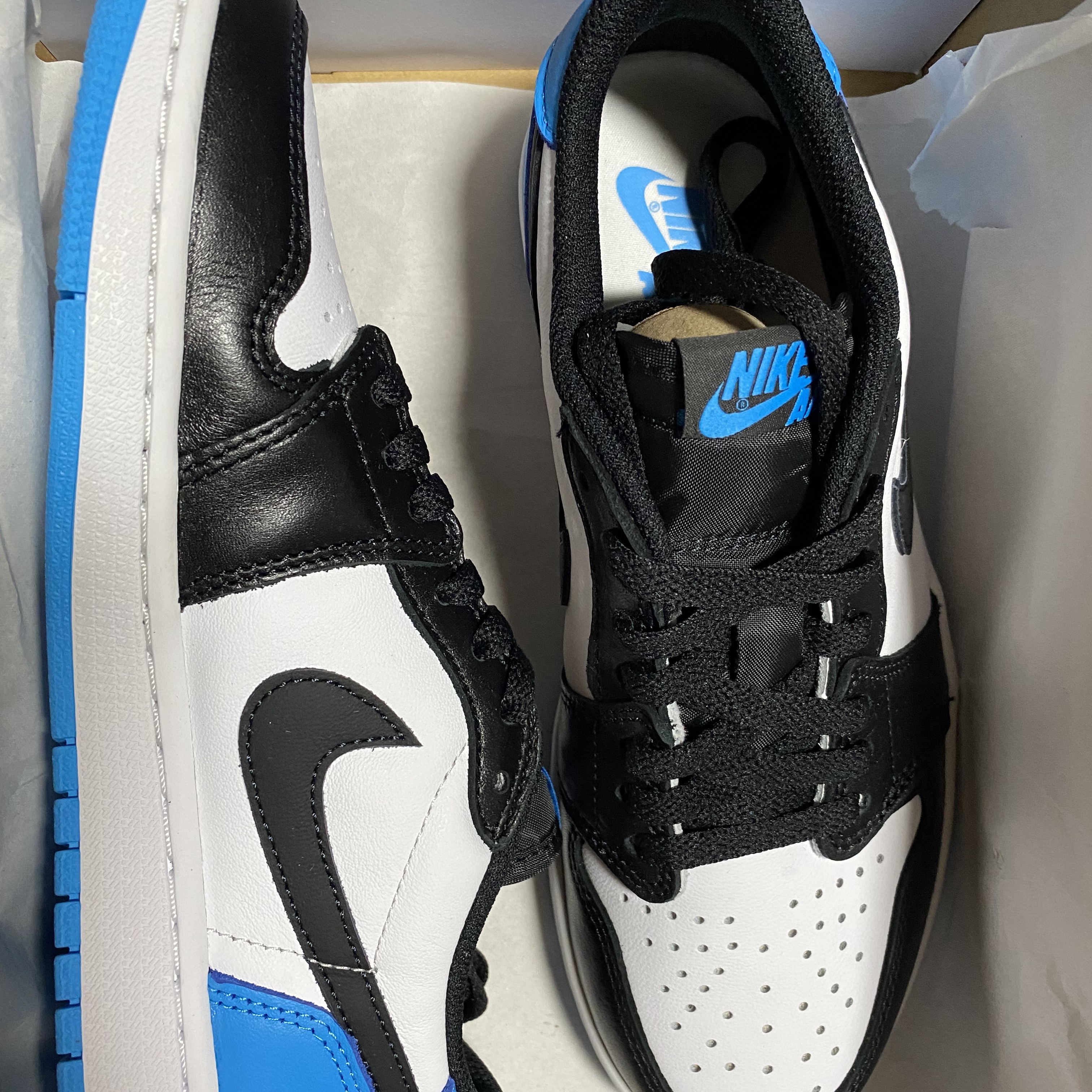 Jordan 1 Retro Low OG Black and Dark Powder Blue 착용 스타일 - 1