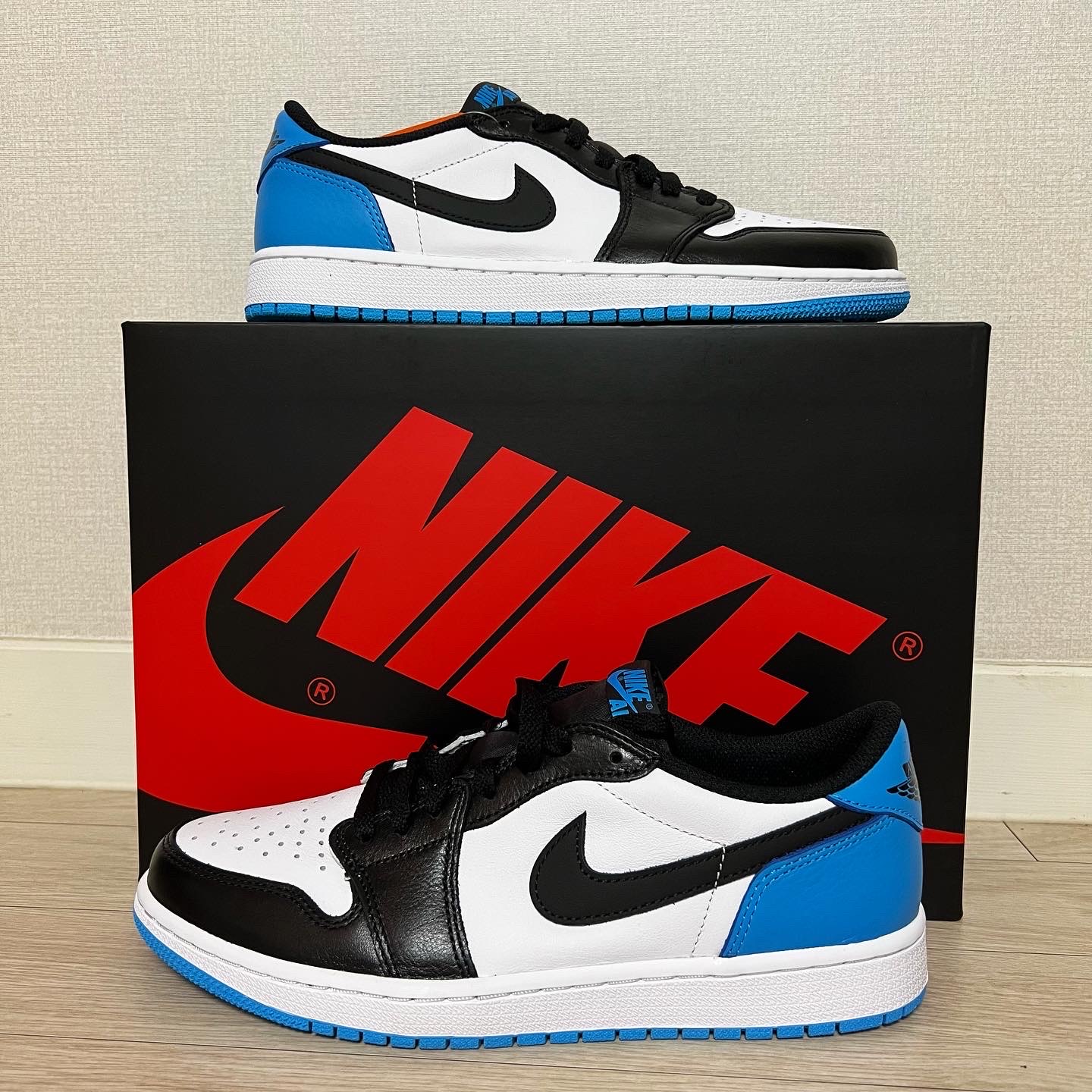 Jordan 1 Retro Low OG Black and Dark Powder Blue 착용 스타일 - 1