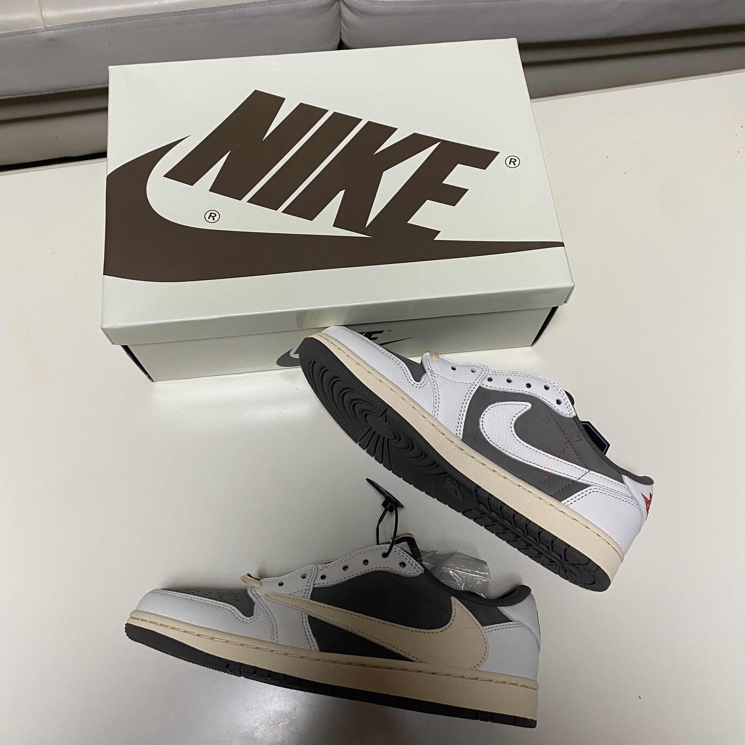 Jordan 1 x Travis Scott Retro Low OG SP Sail and Ridgerock 착용 스타일 - 1