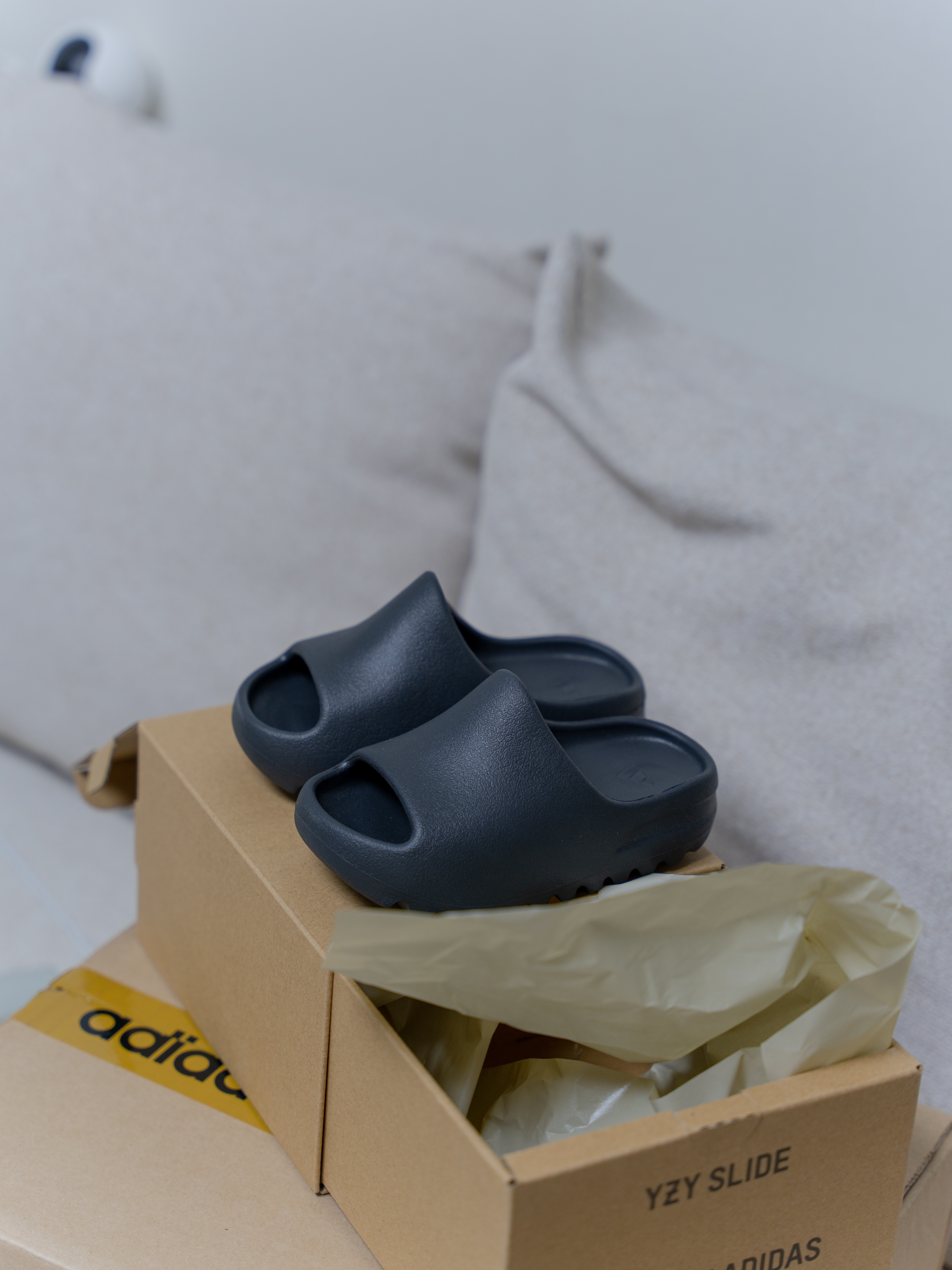 (Kids) Adidas Yeezy Slide Onyx 착용 스타일 - 1