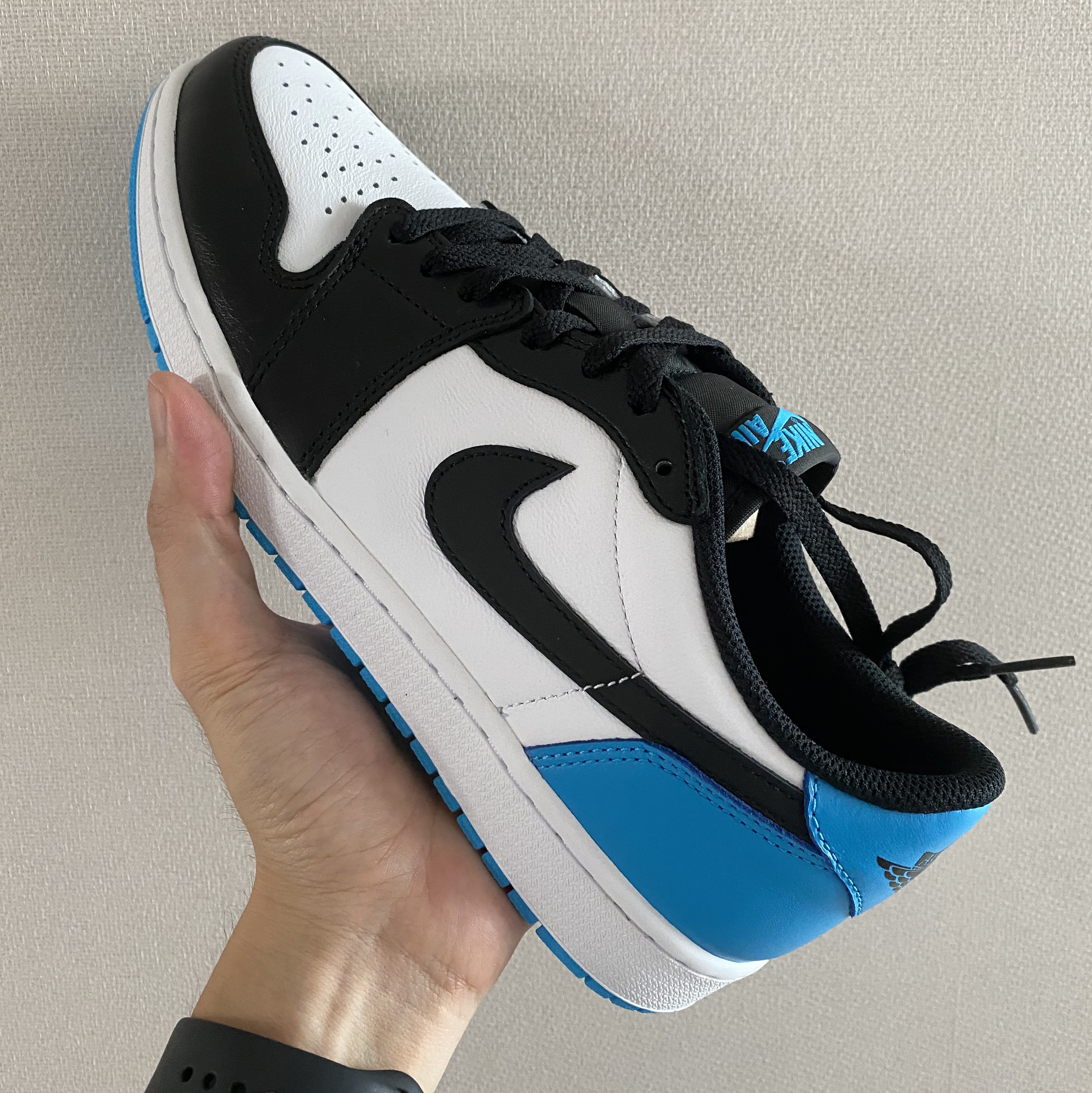 Jordan 1 Retro Low OG Black and Dark Powder Blue 착용 스타일
