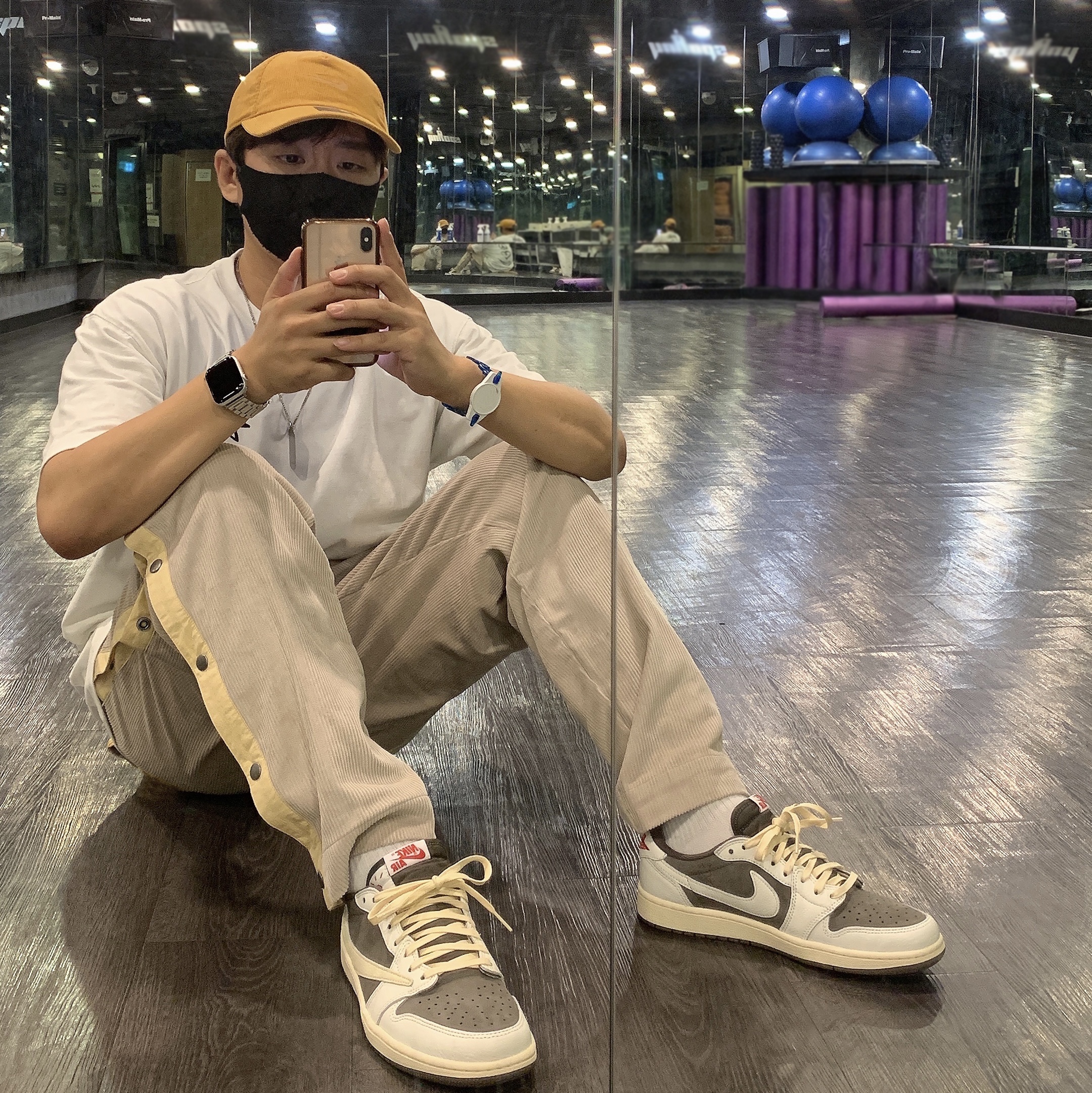 Jordan 1 x Travis Scott Retro Low OG SP Sail and Ridgerock, Nike x Stussy NRG RA T-Shirt Summit White (DM4942-121) 착용 스타일 - 1