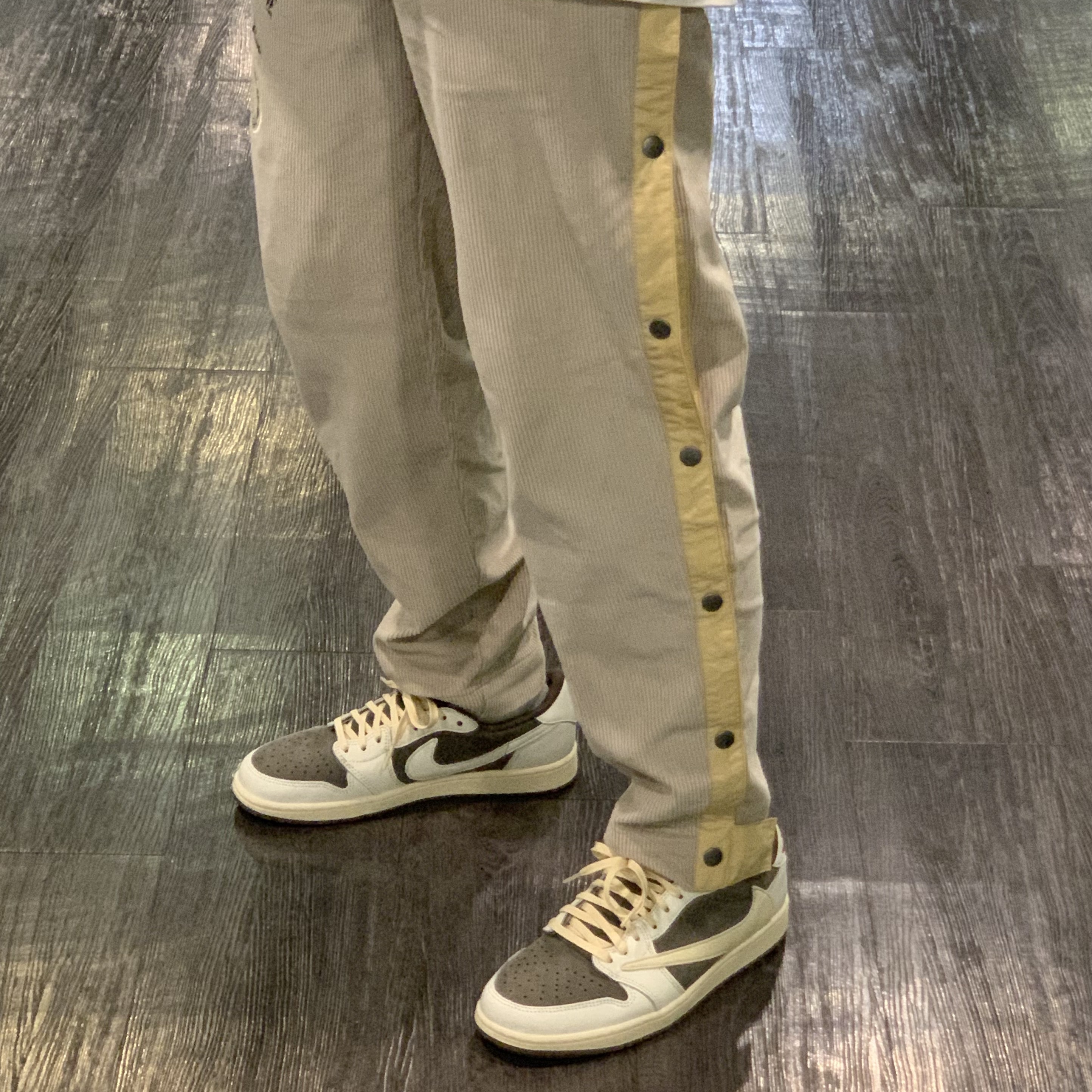 Jordan 1 x Travis Scott Retro Low OG SP Sail and Ridgerock, Nike x Stussy NRG RA T-Shirt Summit White (DM4942-121) 착용 스타일 - 2