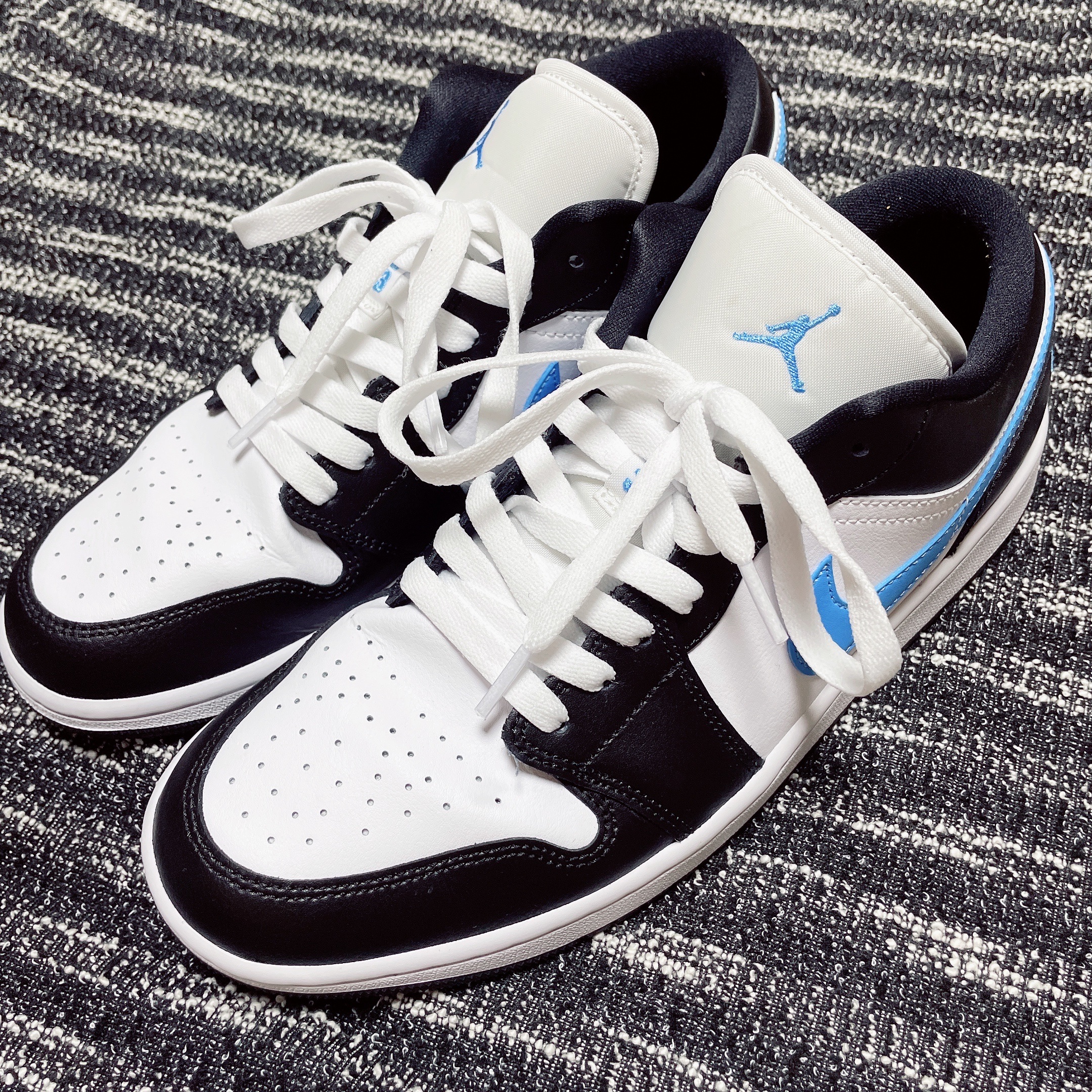 (W) Jordan 1 Retro Low OG Black and Dark Powder Blue, (W) Jordan 1 Low Black University Blue 착용 스타일 - 4