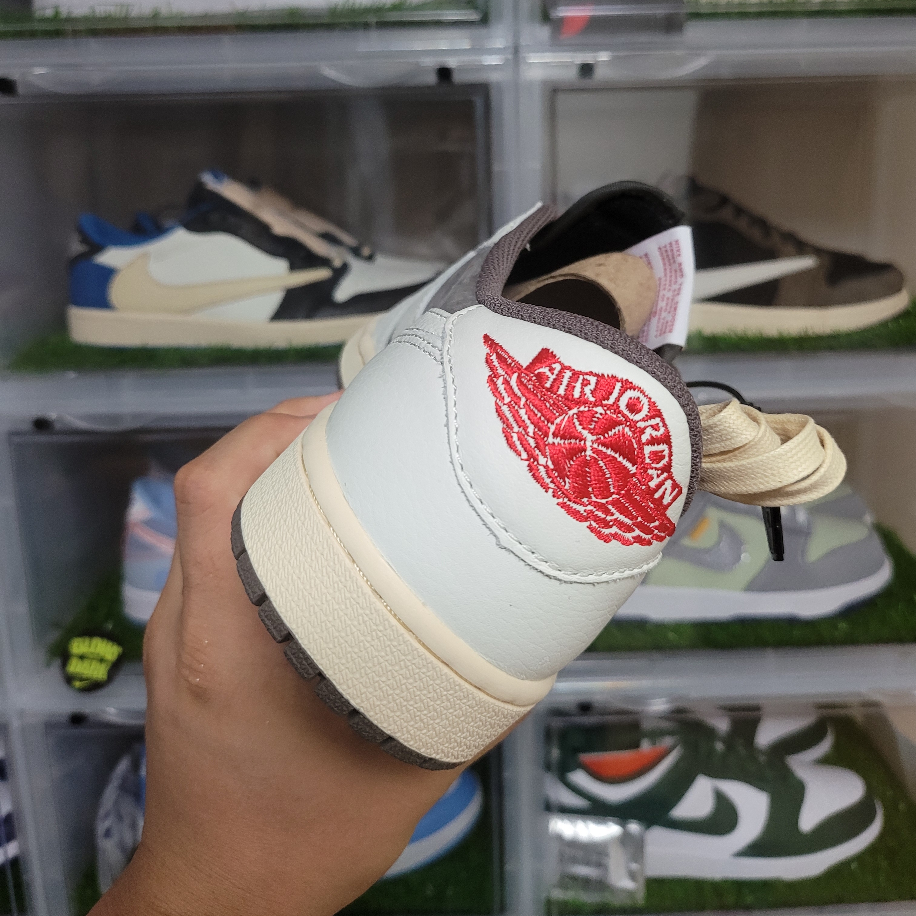 Jordan 1 x Travis Scott Retro Low OG SP Sail and Ridgerock 착용 스타일 - 5
