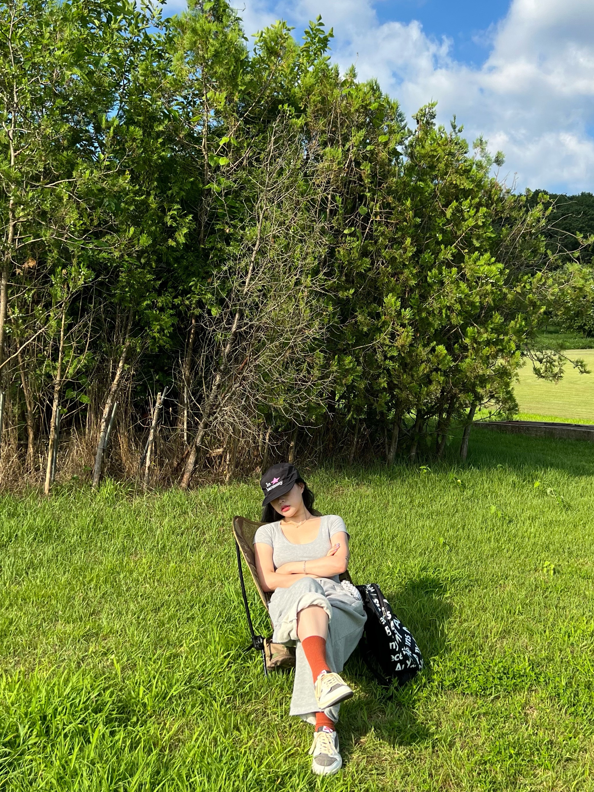 Jordan 1 x Travis Scott Retro Low OG SP Sail and Ridgerock, Helinox Chair One Multicam 착용 스타일 - 1