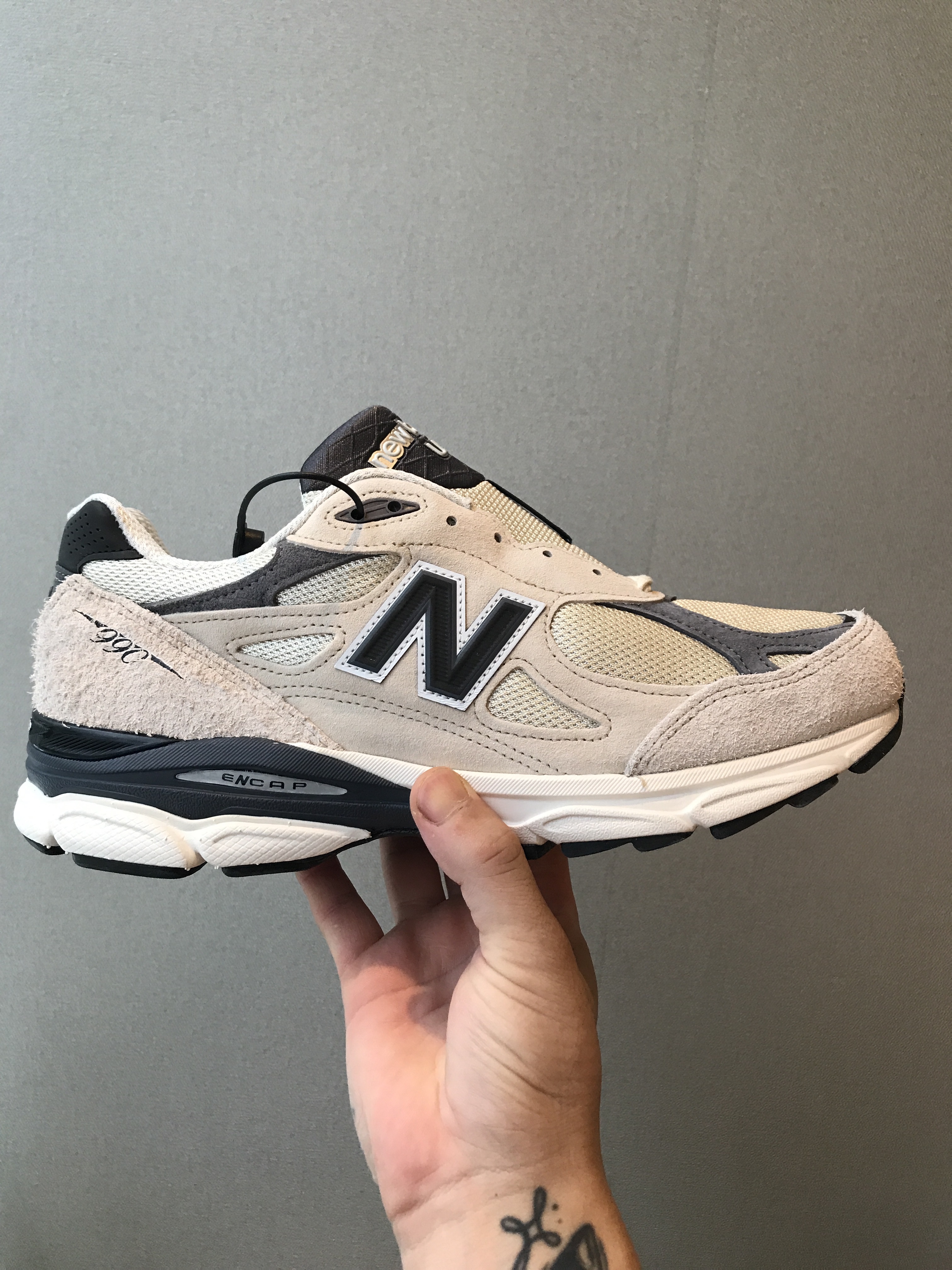 New Balance 990v3 Made in USA Moonbeam Macadamia Nut 착용 스타일 - 4