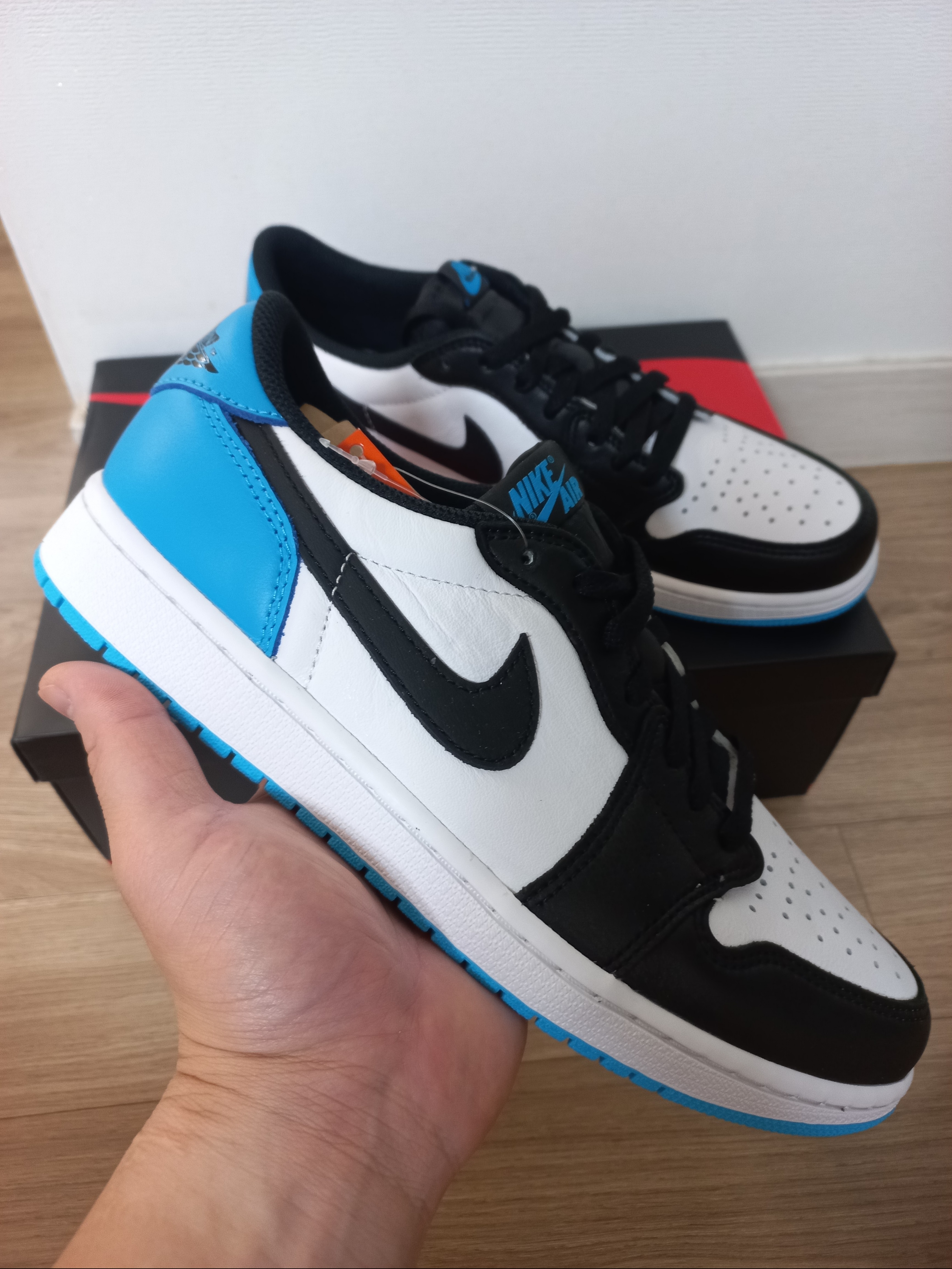 Jordan 1 Retro Low OG Black and Dark Powder Blue, (W) Jordan 1 Retro Low OG Black and Dark Powder Blue 착용 스타일 - 1