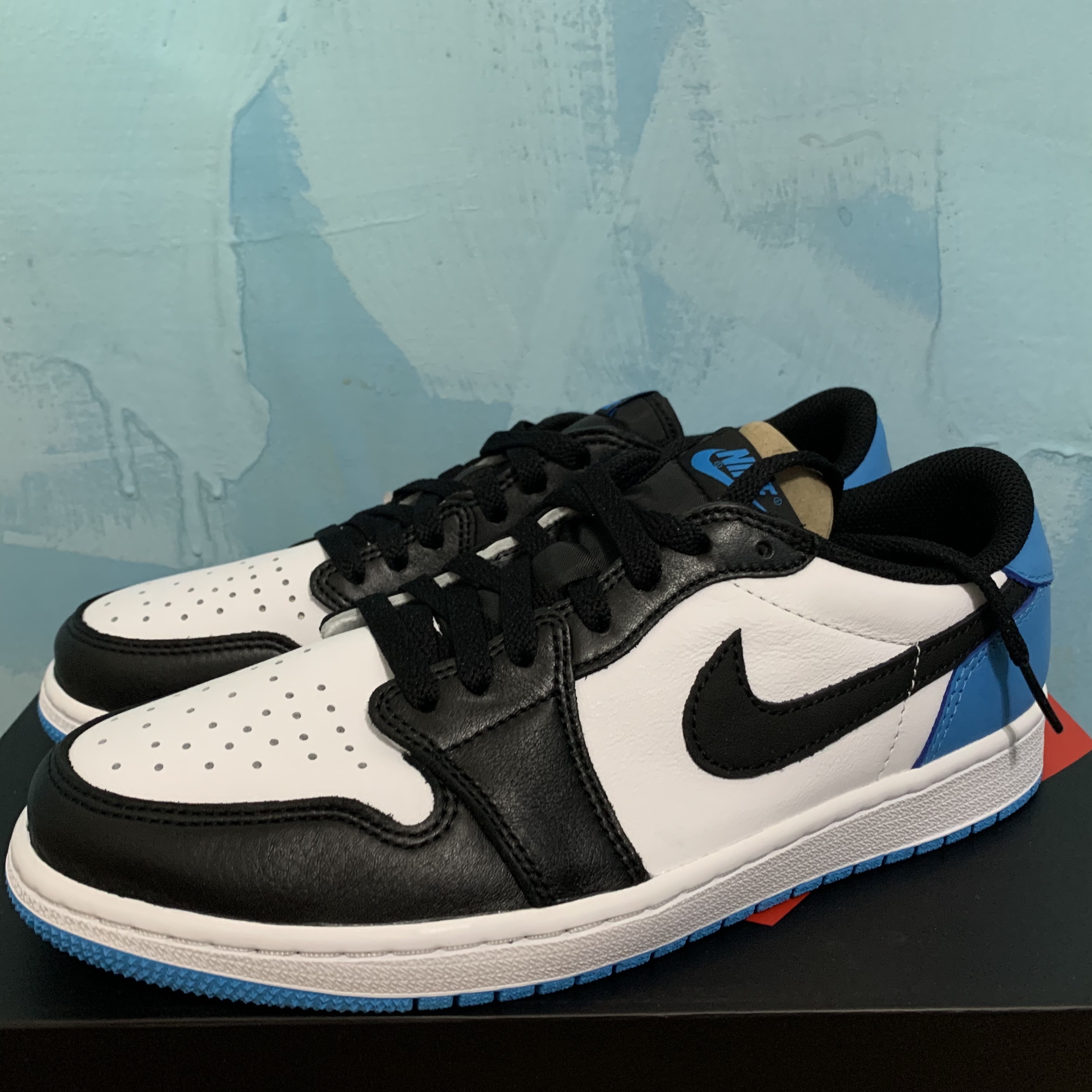 Jordan 1 Retro Low OG Black and Dark Powder Blue 착용 스타일