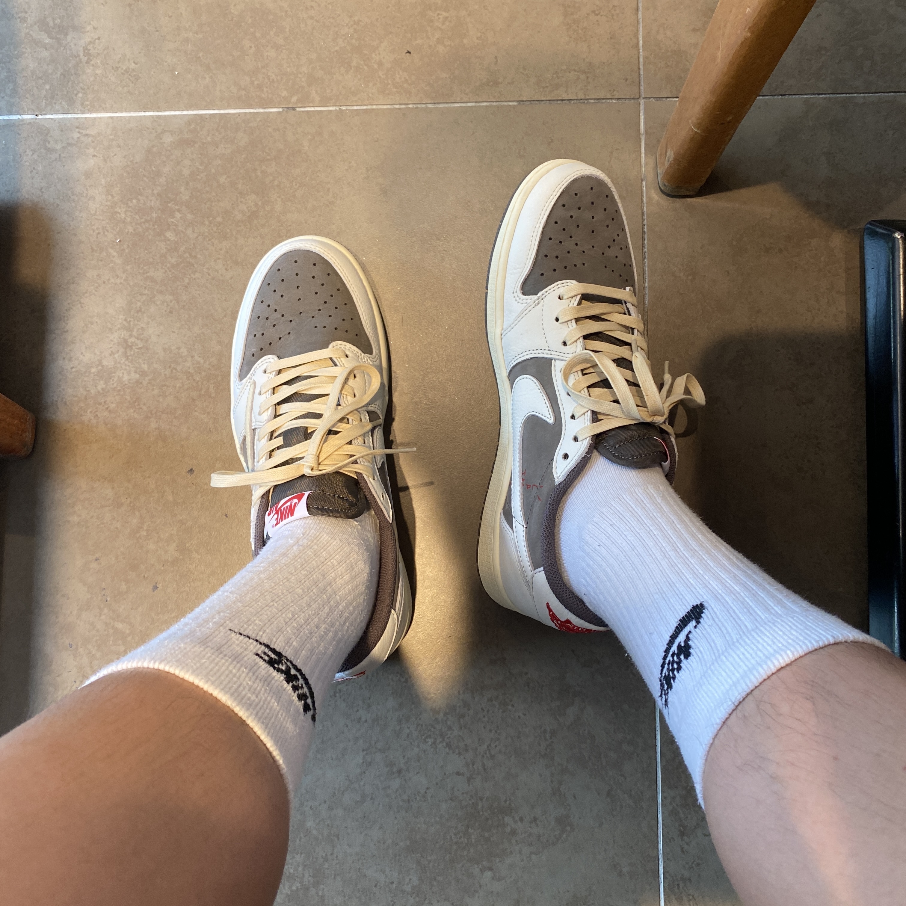 Jordan 1 x Travis Scott Retro Low OG SP Sail and Ridgerock 착용 스타일 - 2