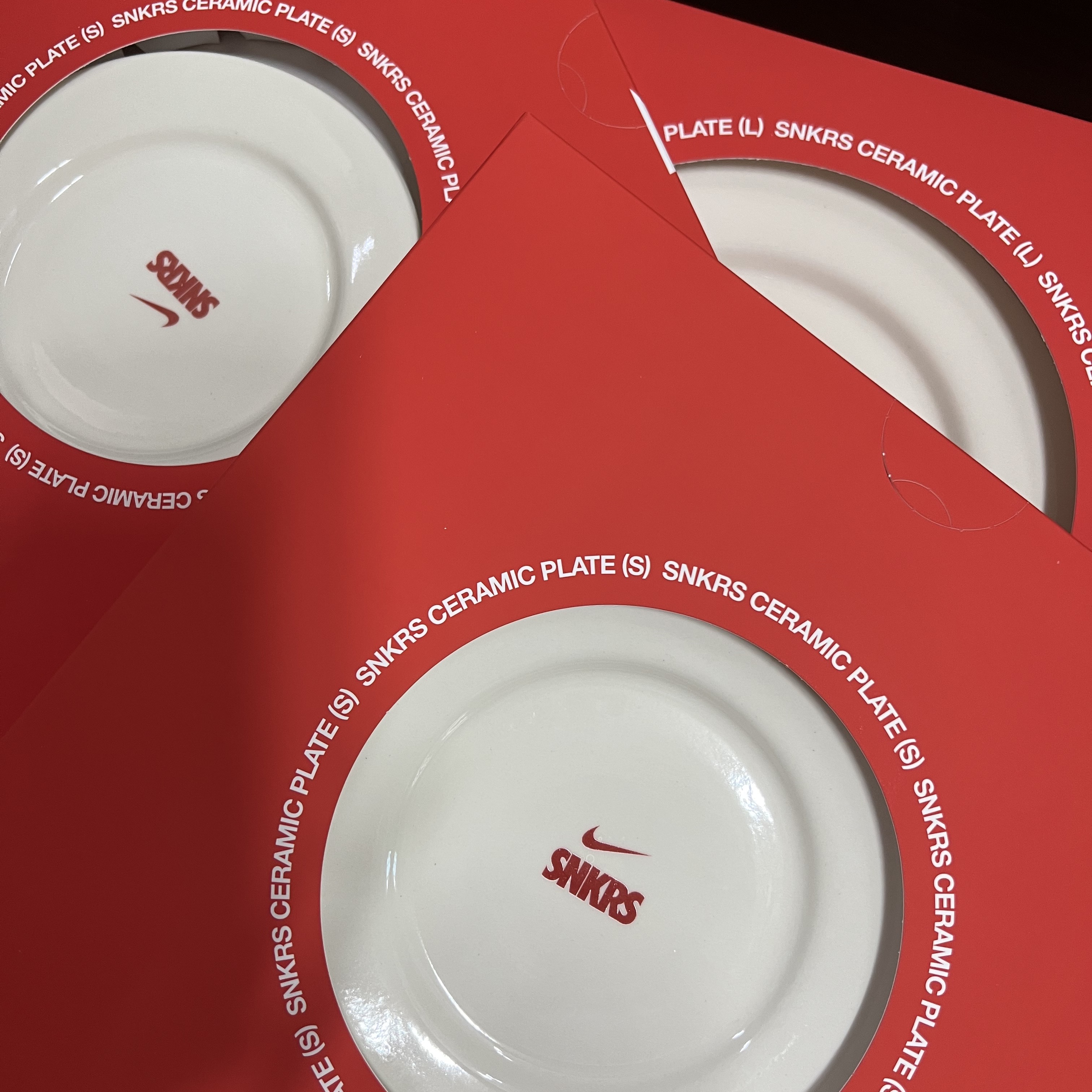 Nike SNKRS Ceramic Plate Set Sail University Red 착용 스타일 - 2