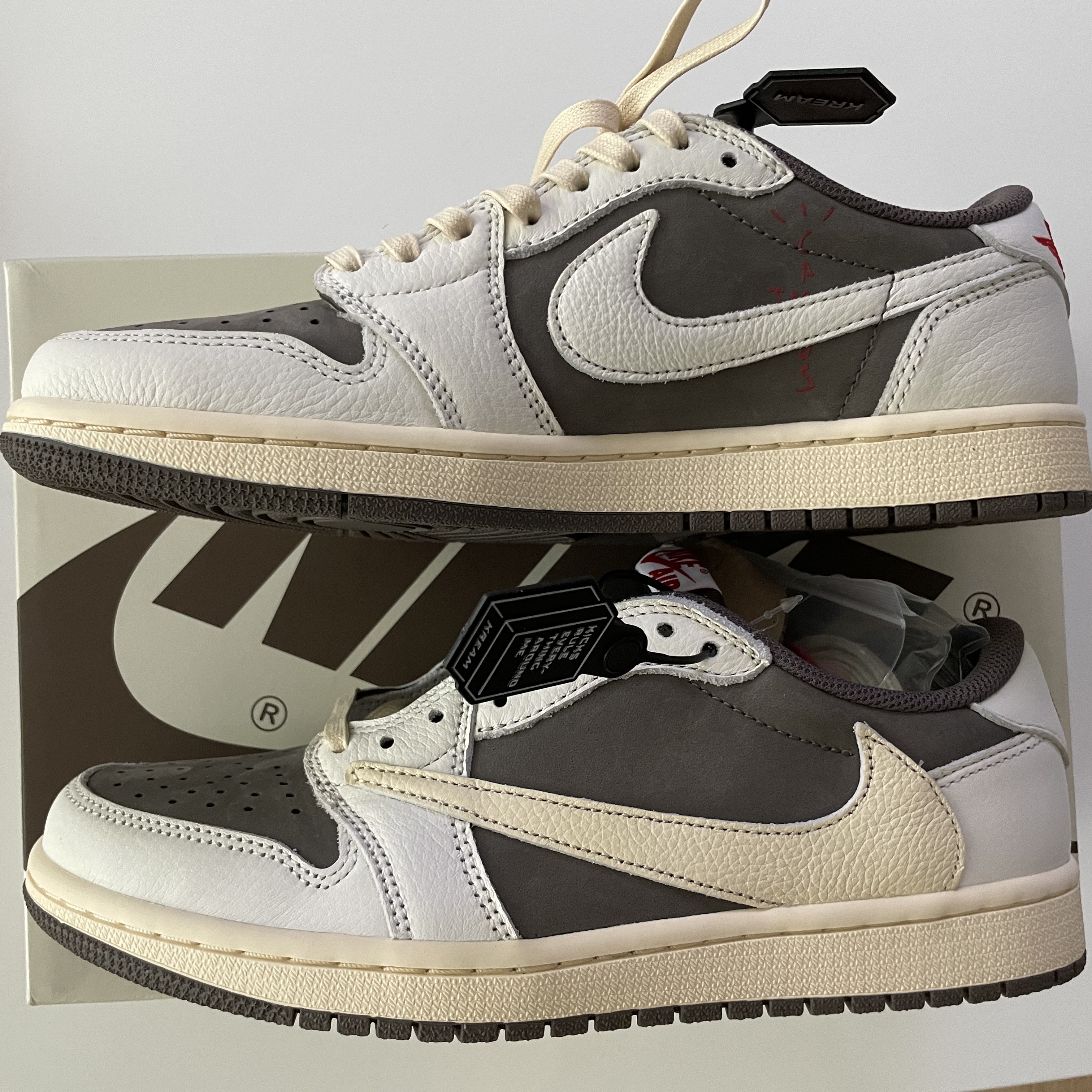 Jordan 1 x Travis Scott Retro Low OG SP Sail and Ridgerock 착용 스타일 - 1