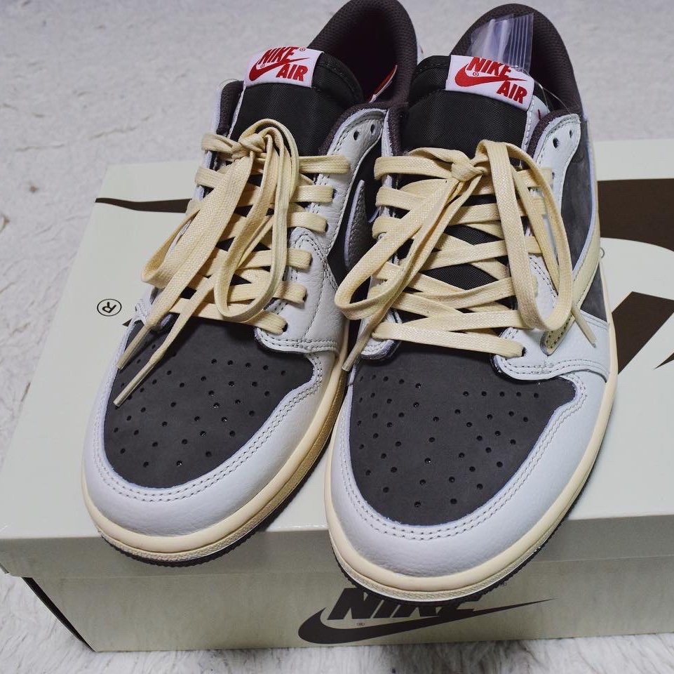 Jordan 1 x Travis Scott Retro Low OG SP Sail and Ridgerock 착용 스타일 - 2