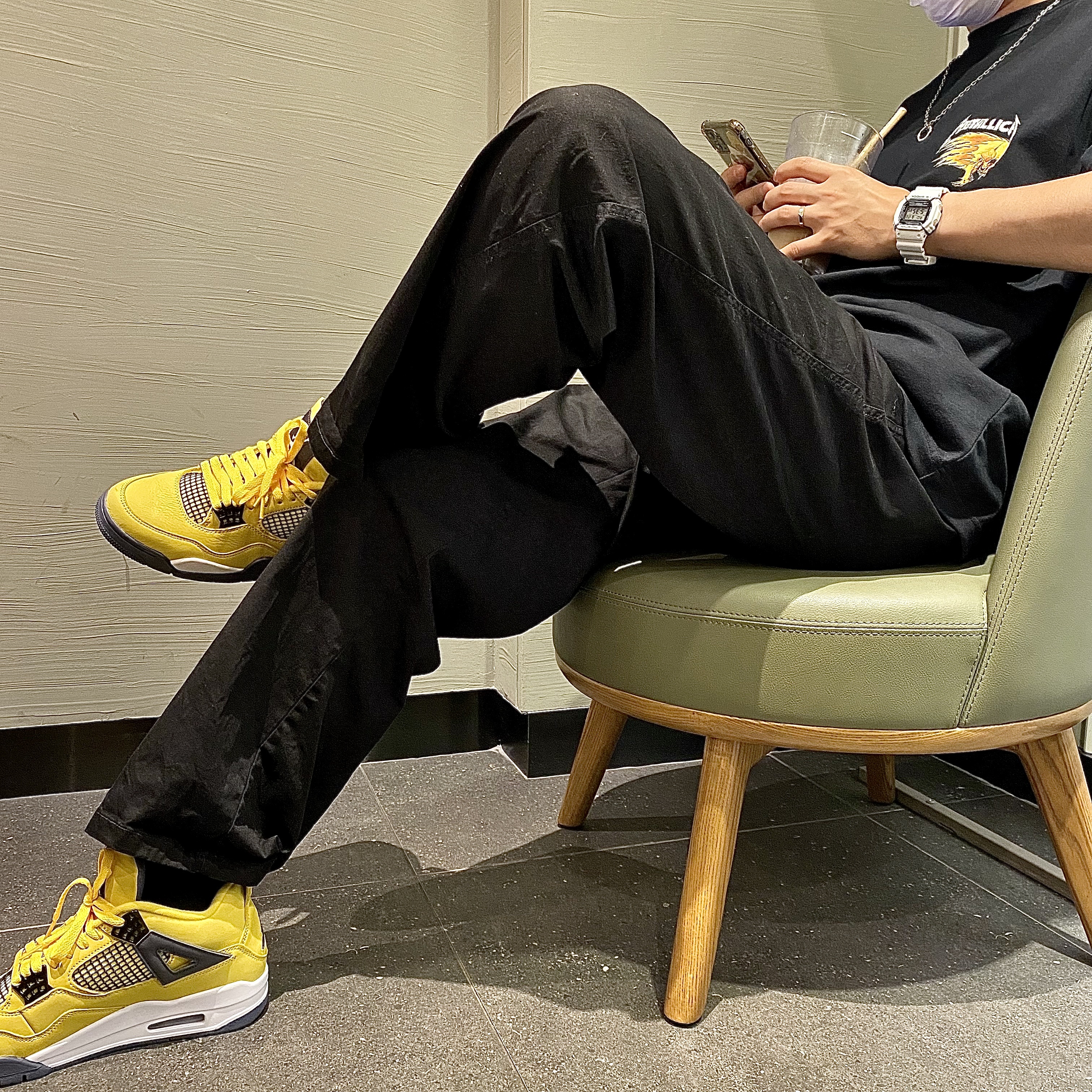 Jordan 4 Retro Tour Yellow, Casio G-Shock x Thisisneverthat DW-5600TNT-7 White 착용 스타일