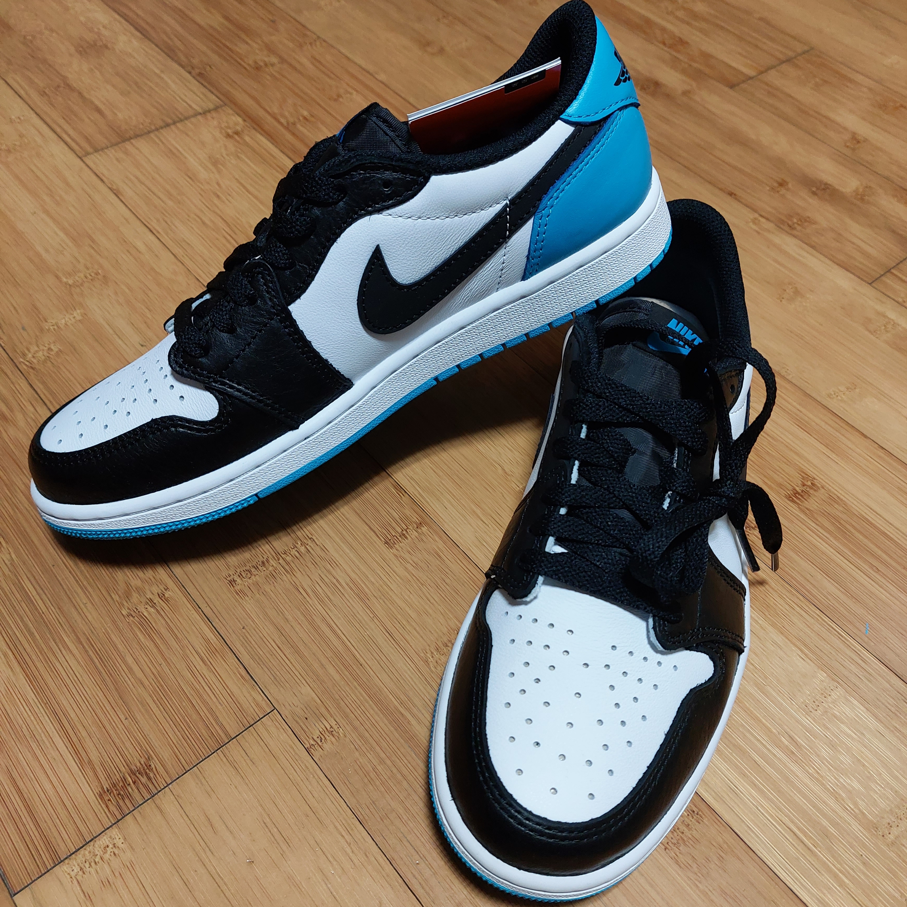 Jordan 1 Retro Low OG Black and Dark Powder Blue 착용 스타일 - 2