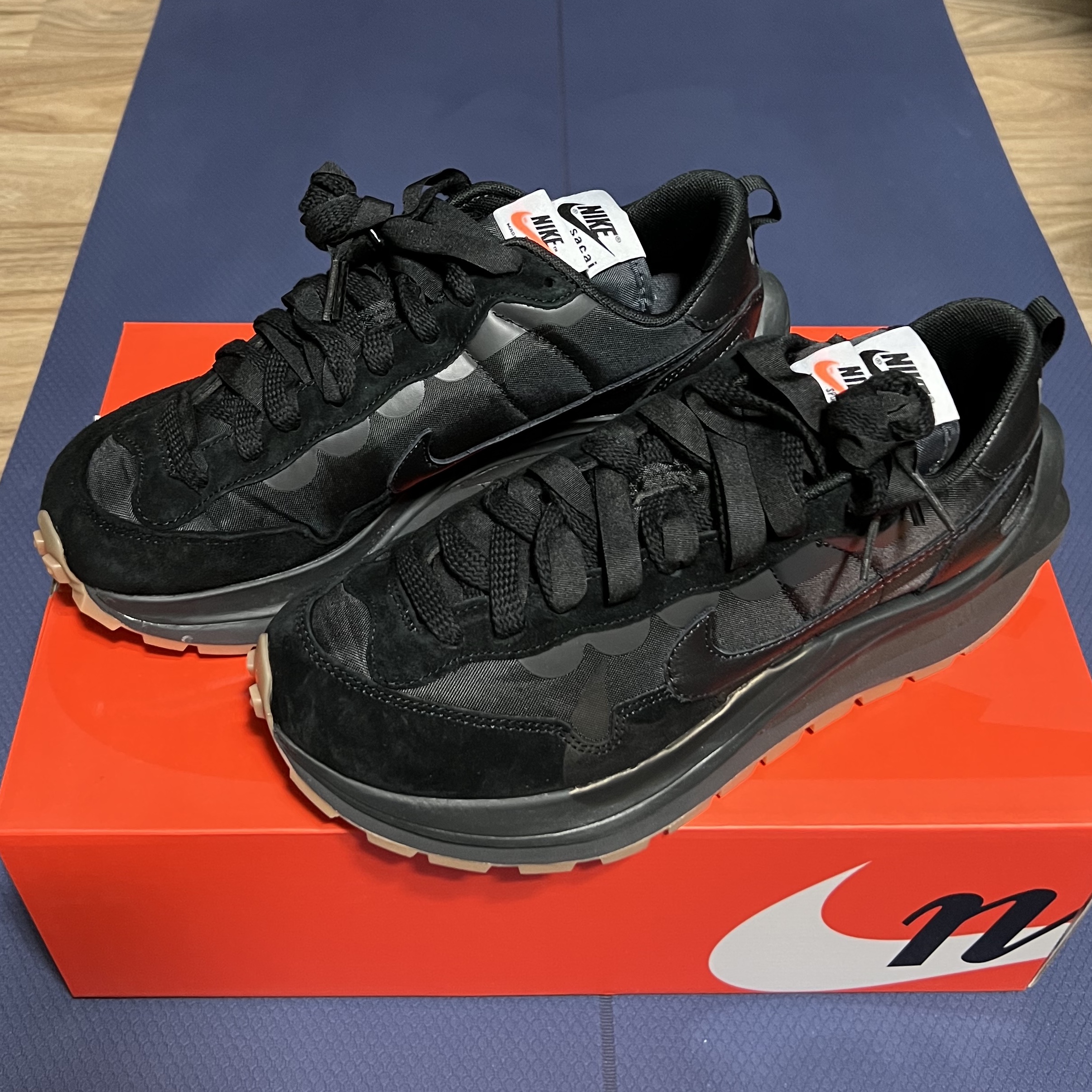Nike x Sacai VaporWaffle Black and Gum 착용 스타일 - 1