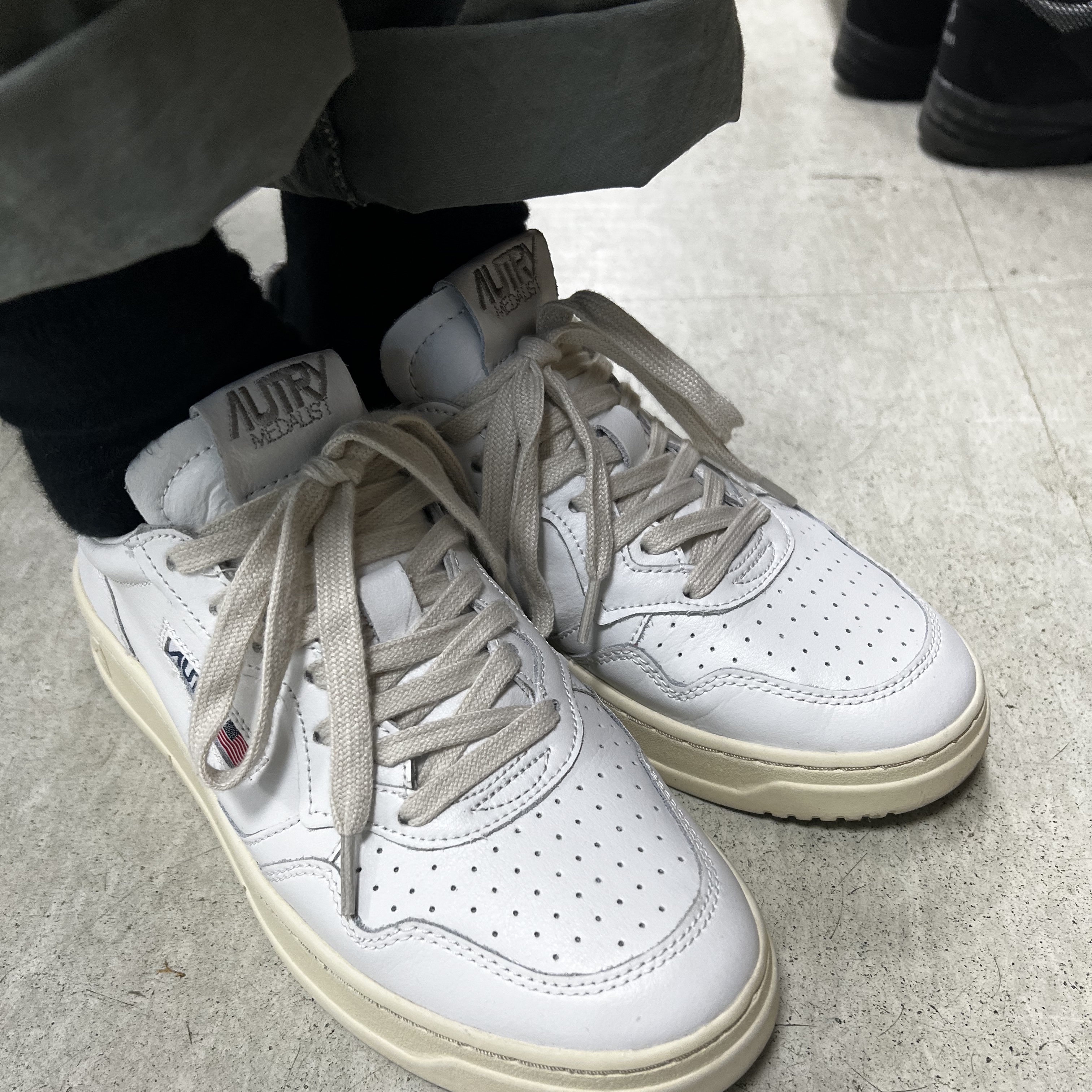 Autry Medalist Low Leather Sneakers White 착용 스타일