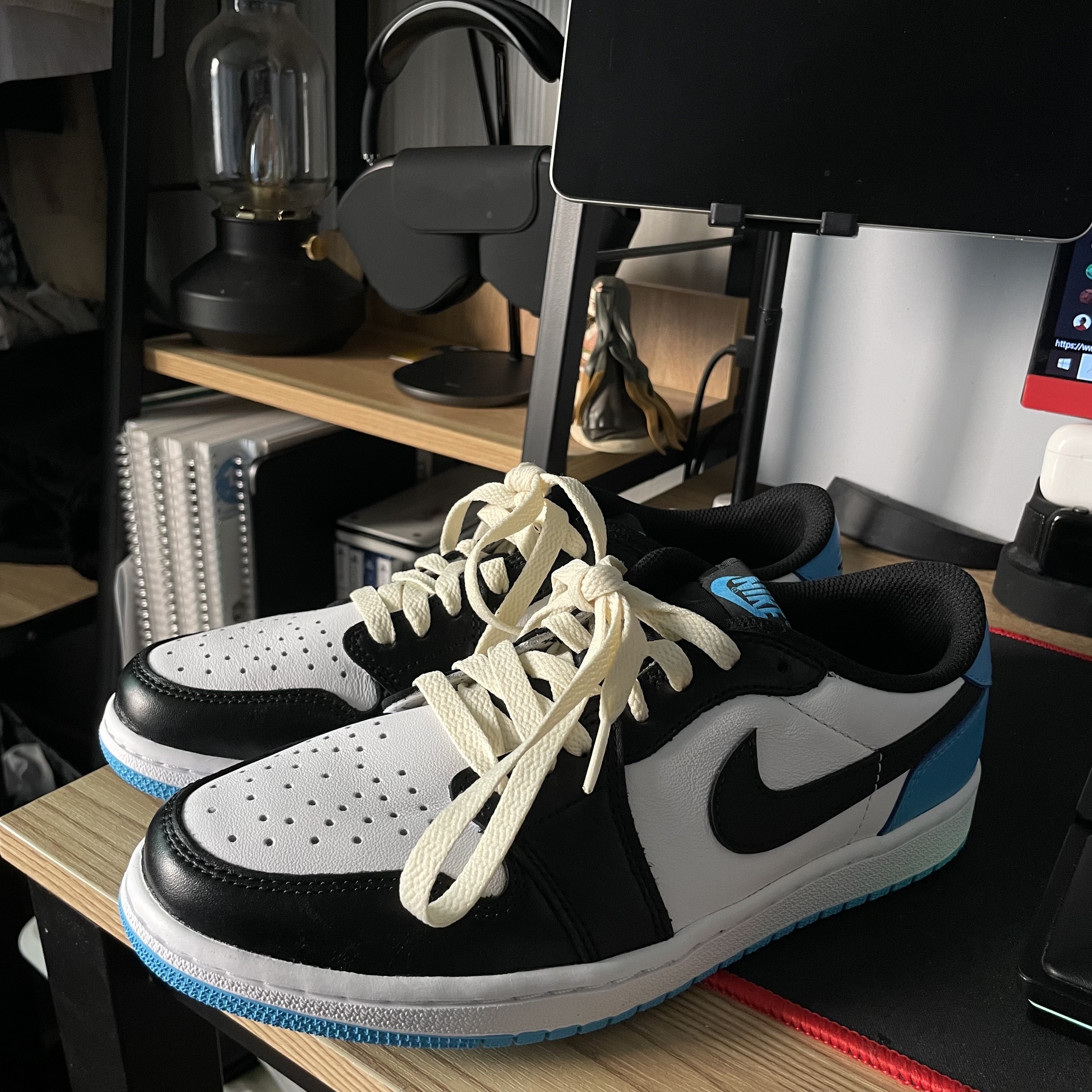 Jordan 1 Retro Low OG Black and Dark Powder Blue, Apple AirPods Max Lightning Space Gray (Korean Ver.) 착용 스타일