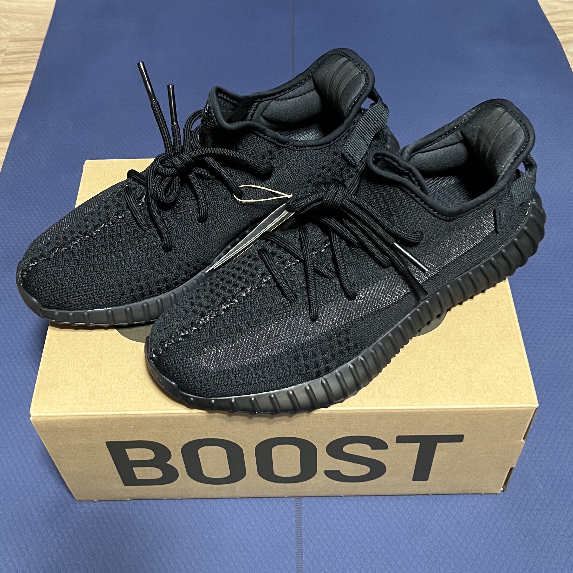 Adidas Yeezy Boost 350 V2 Onyx 착용 스타일 - 2