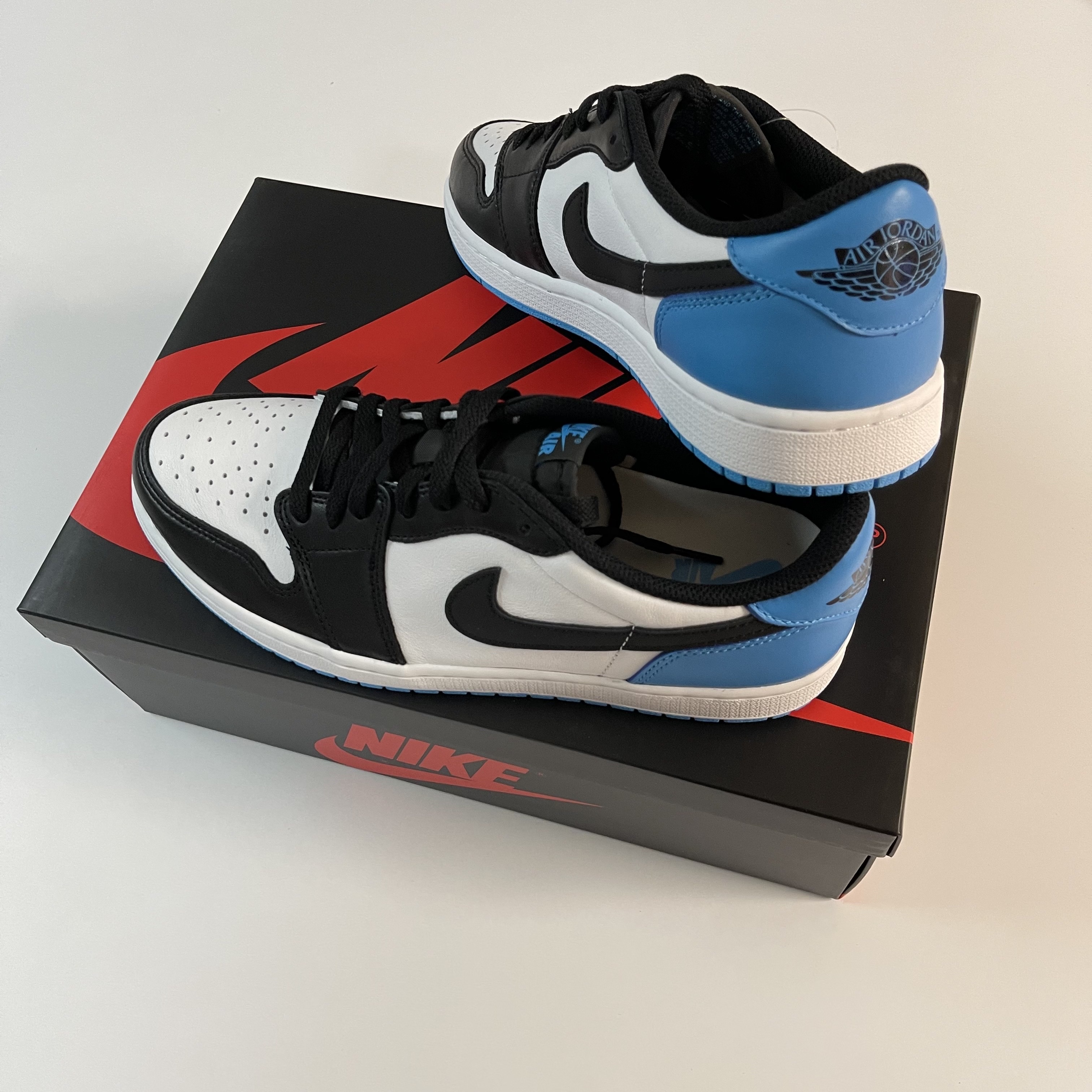 Jordan 1 Retro Low OG Black and Dark Powder Blue 착용 스타일 - 3