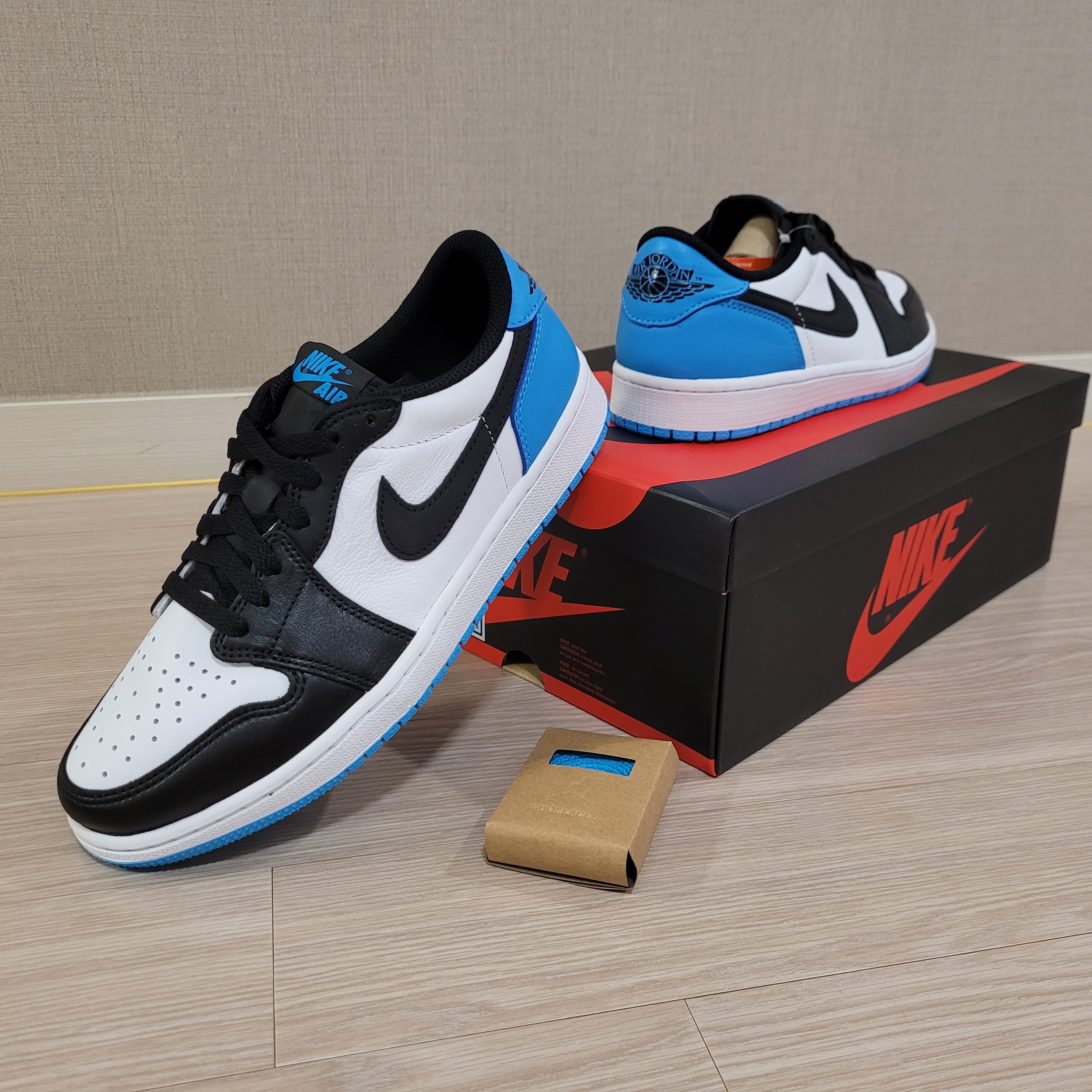 Jordan 1 Retro Low OG Black and Dark Powder Blue 착용 스타일 - 4
