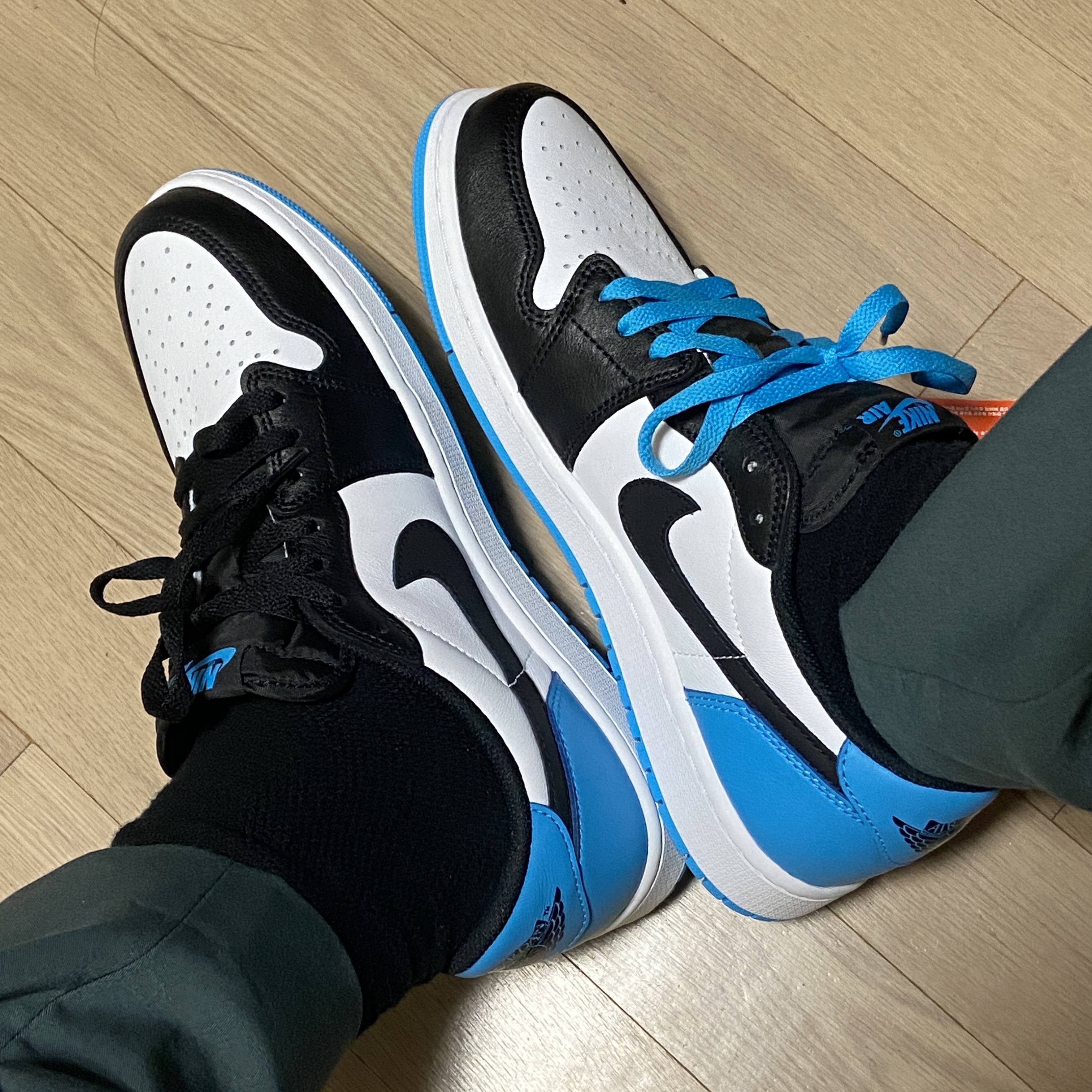 Jordan 1 Retro Low OG Black and Dark Powder Blue 착용 스타일