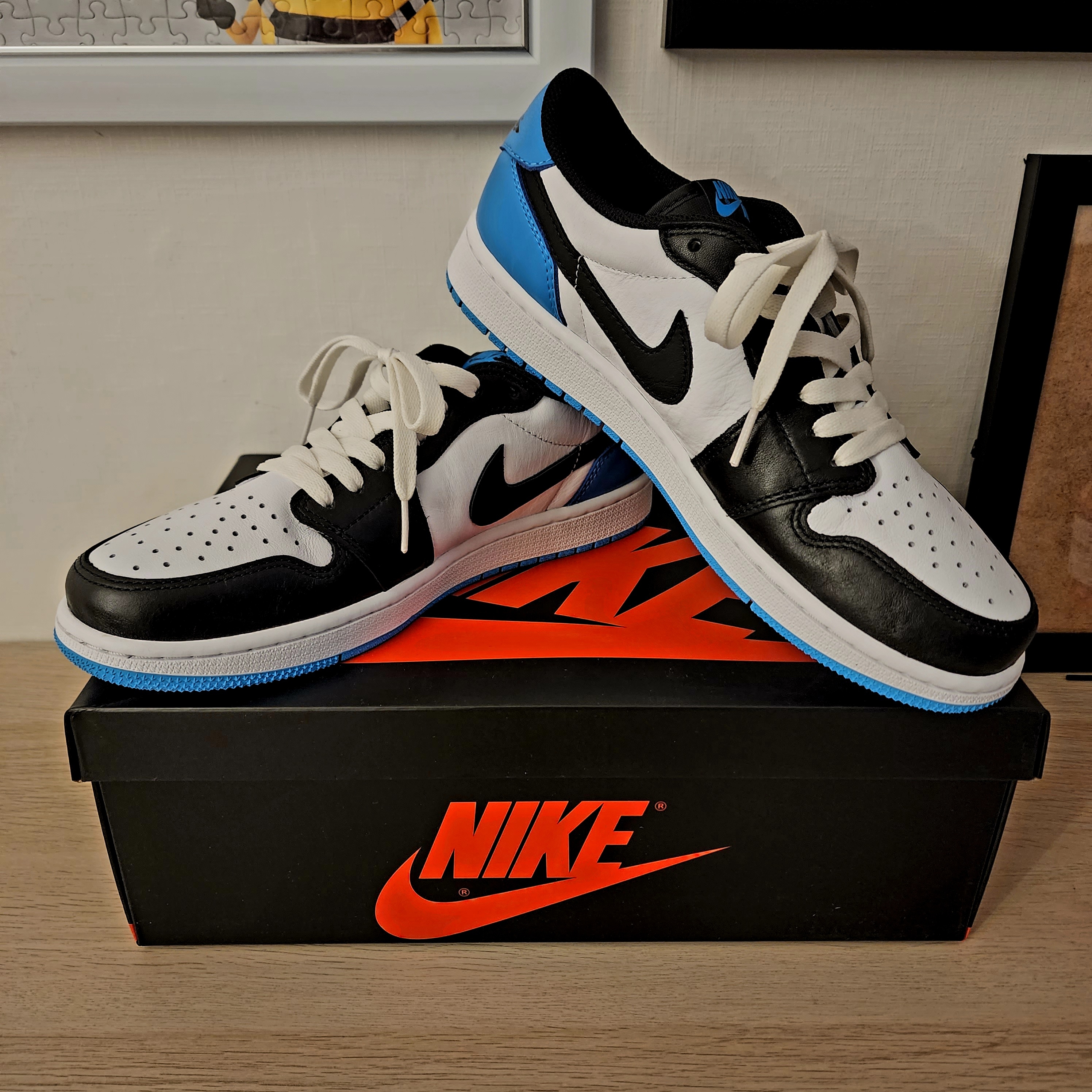 Jordan 1 Retro Low OG Black and Dark Powder Blue 착용 스타일 - 1