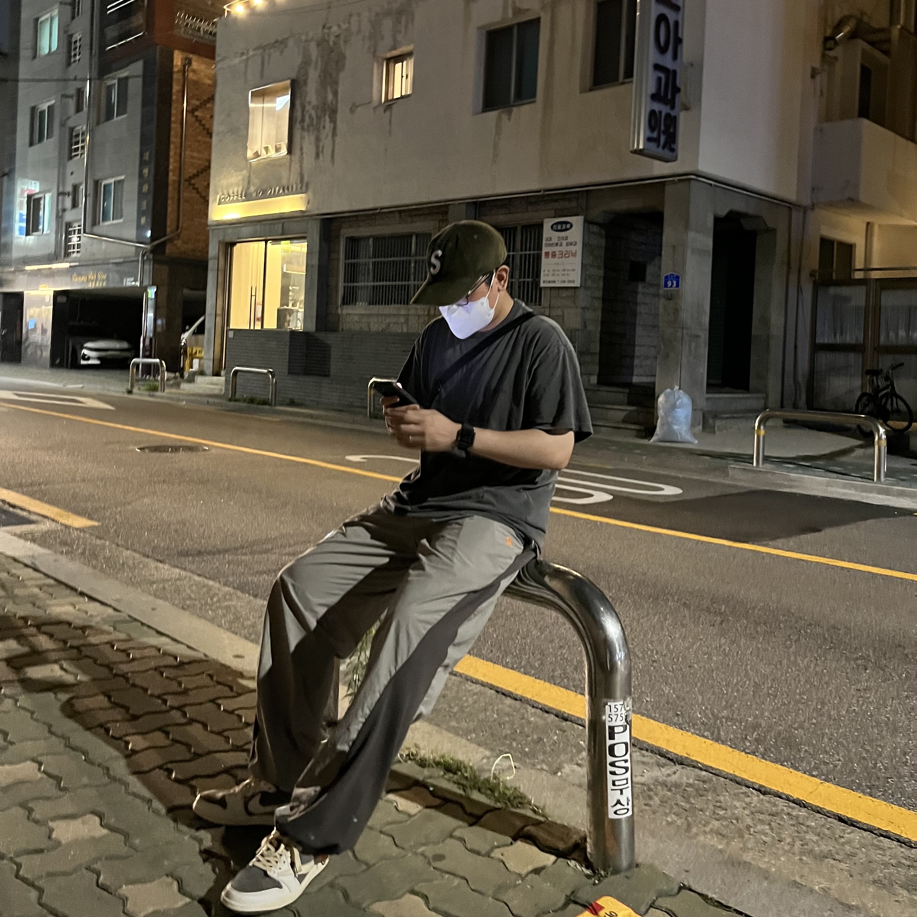 Jordan 1 x Travis Scott Retro Low OG SP Sail and Ridgerock, Supreme Fine Wale Corduroy S Logo 6-Panel Olive - 21SS 착용 스타일