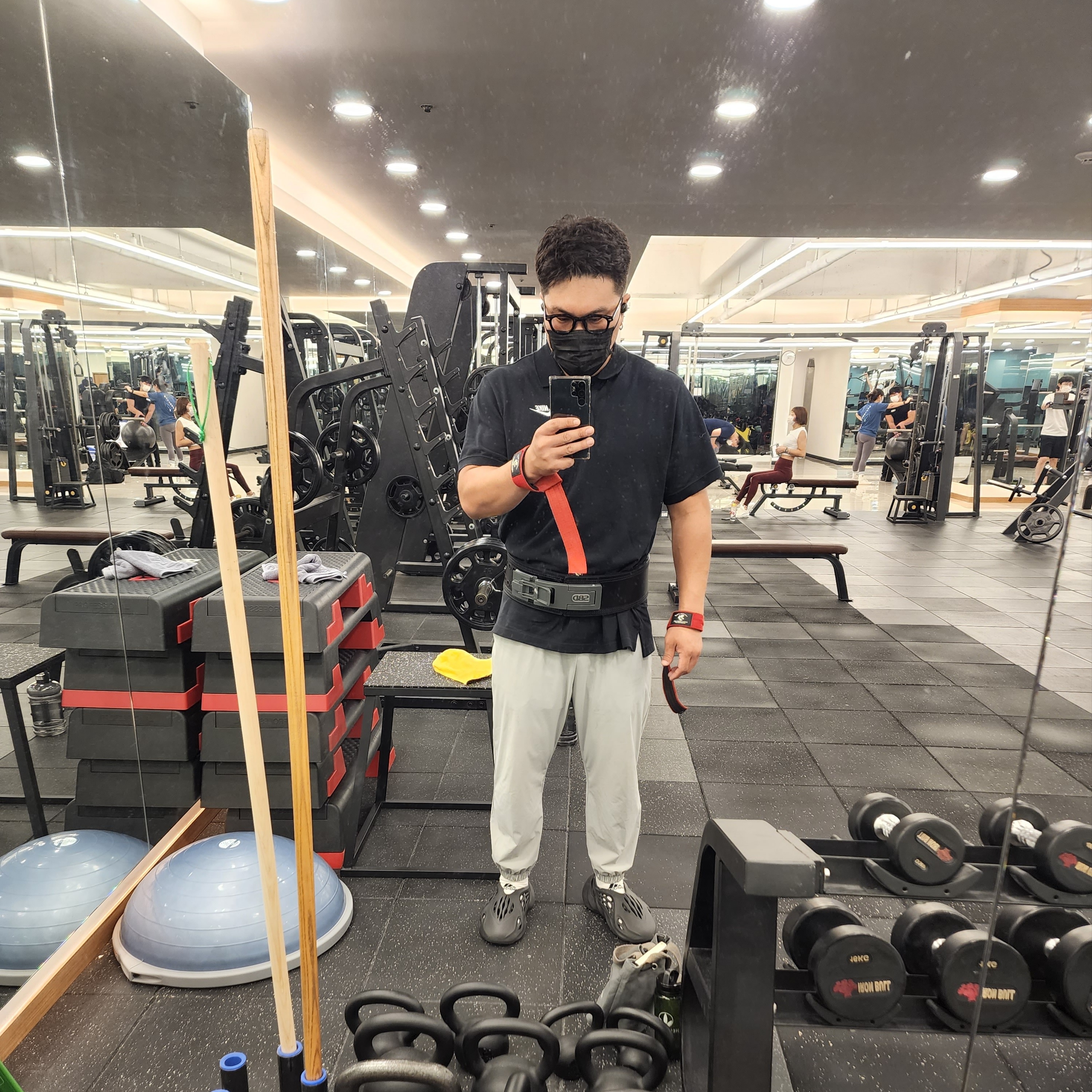 Adidas Yeezy Foam RNNR Onyx 착용 스타일
