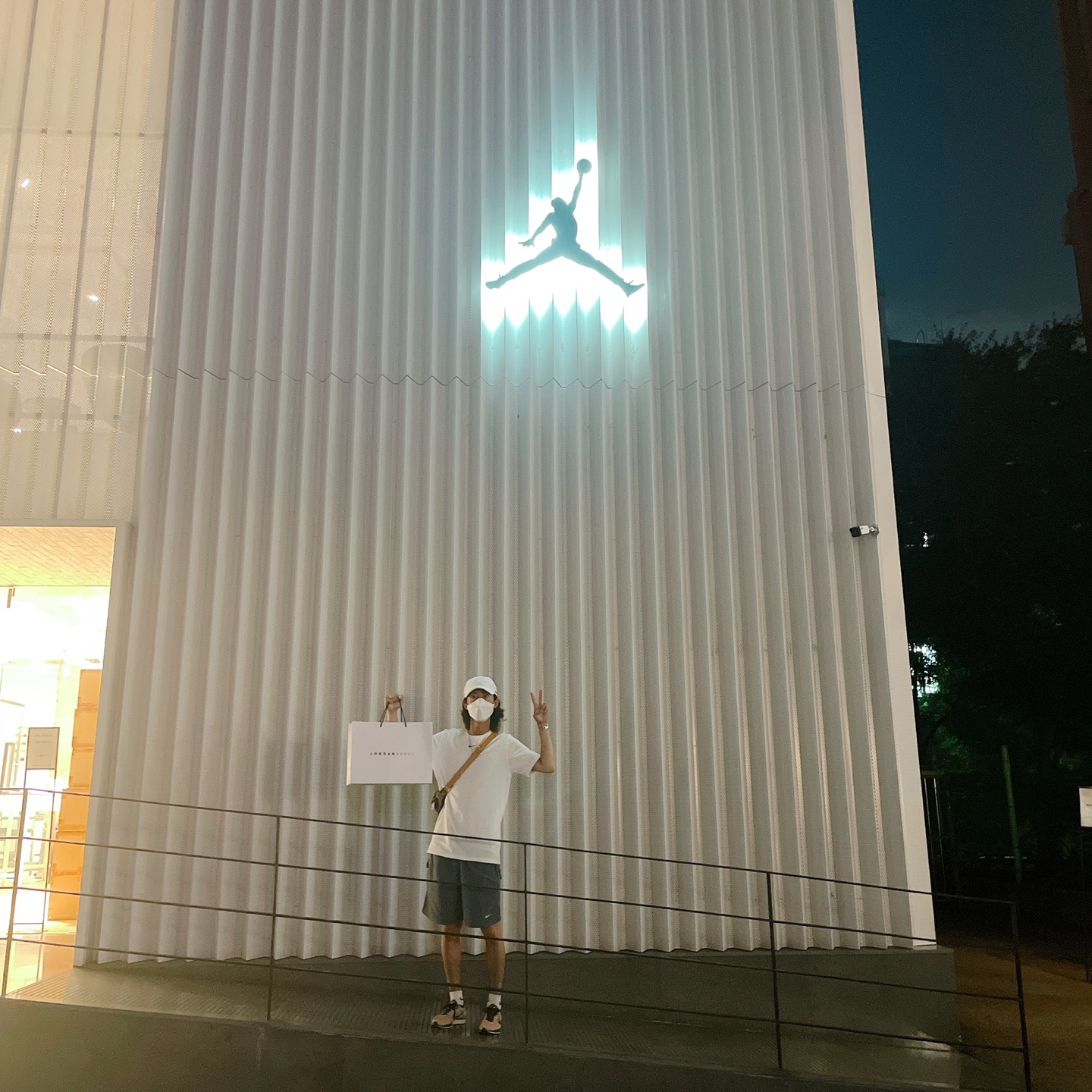 Nike x Drake Nocta Cardinal Stock Essential Cap White, Nike x Drake Nocta NRG Short Sleeve Top White - Asia 착용 스타일 - 1