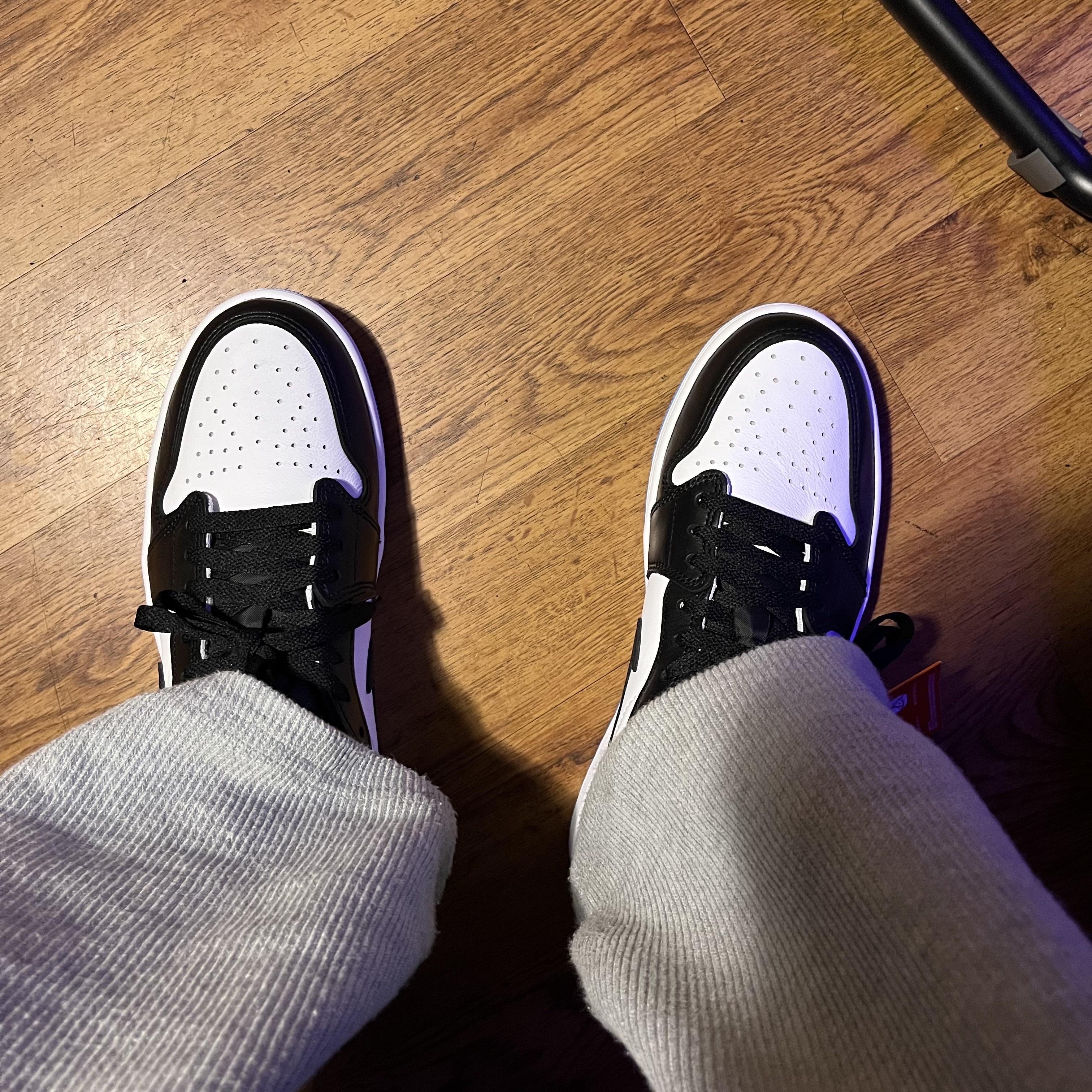 Jordan 1 Retro Low OG Black and Dark Powder Blue 착용 스타일 - 1