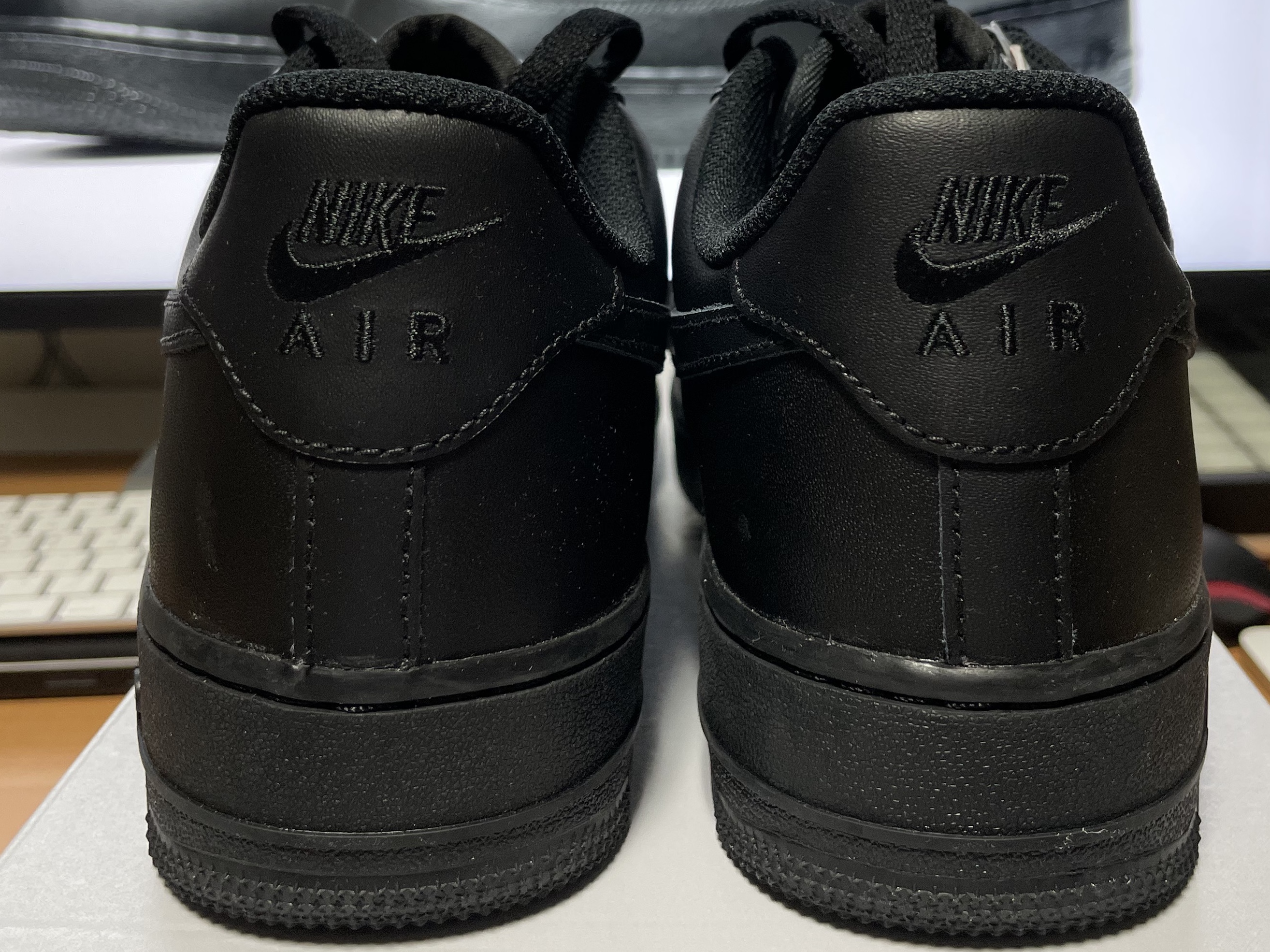 Nike Air Force 1 '07 Low Triple Black 착용 스타일 - 4
