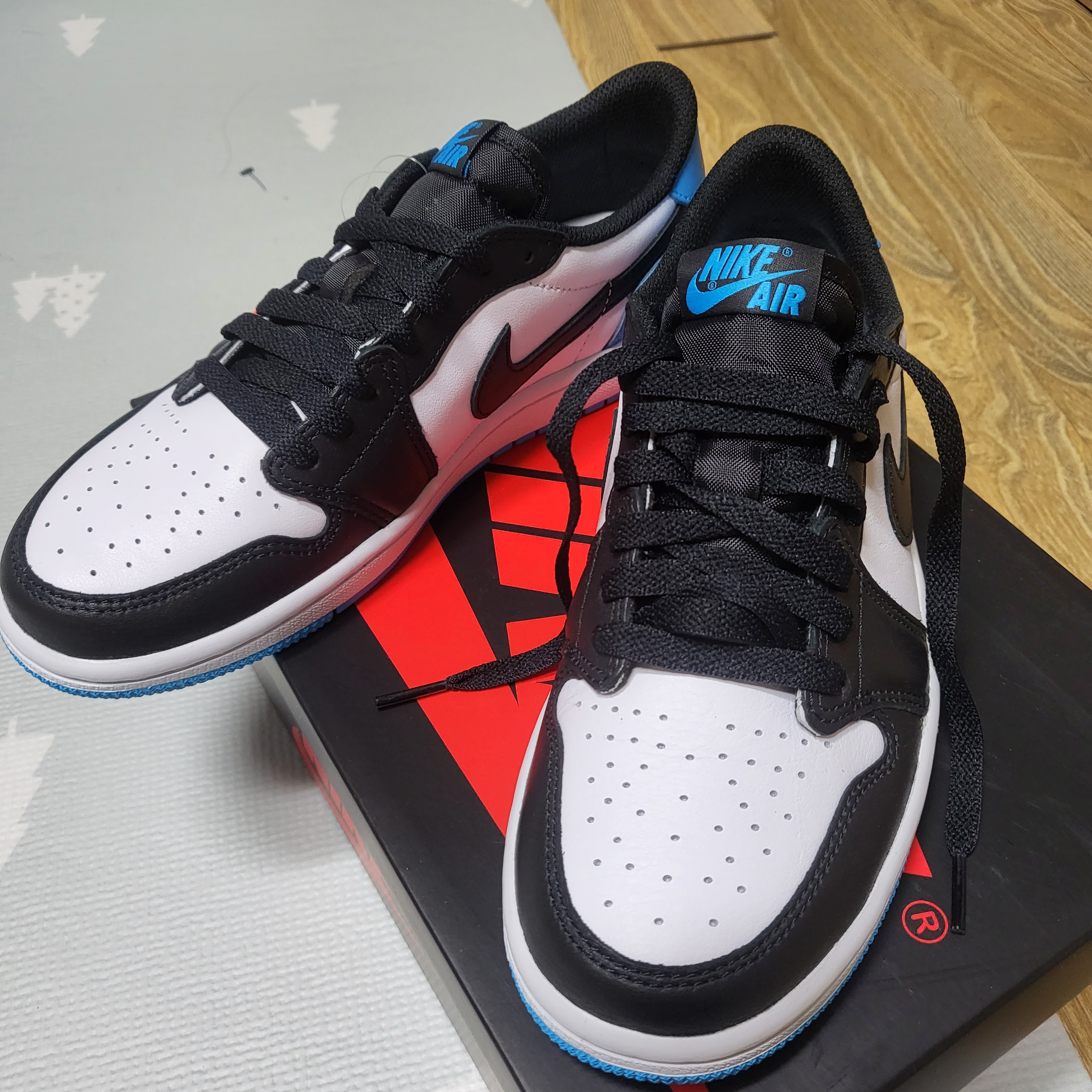 (W) Jordan 1 Retro Low OG Black and Dark Powder Blue 착용 스타일 - 1