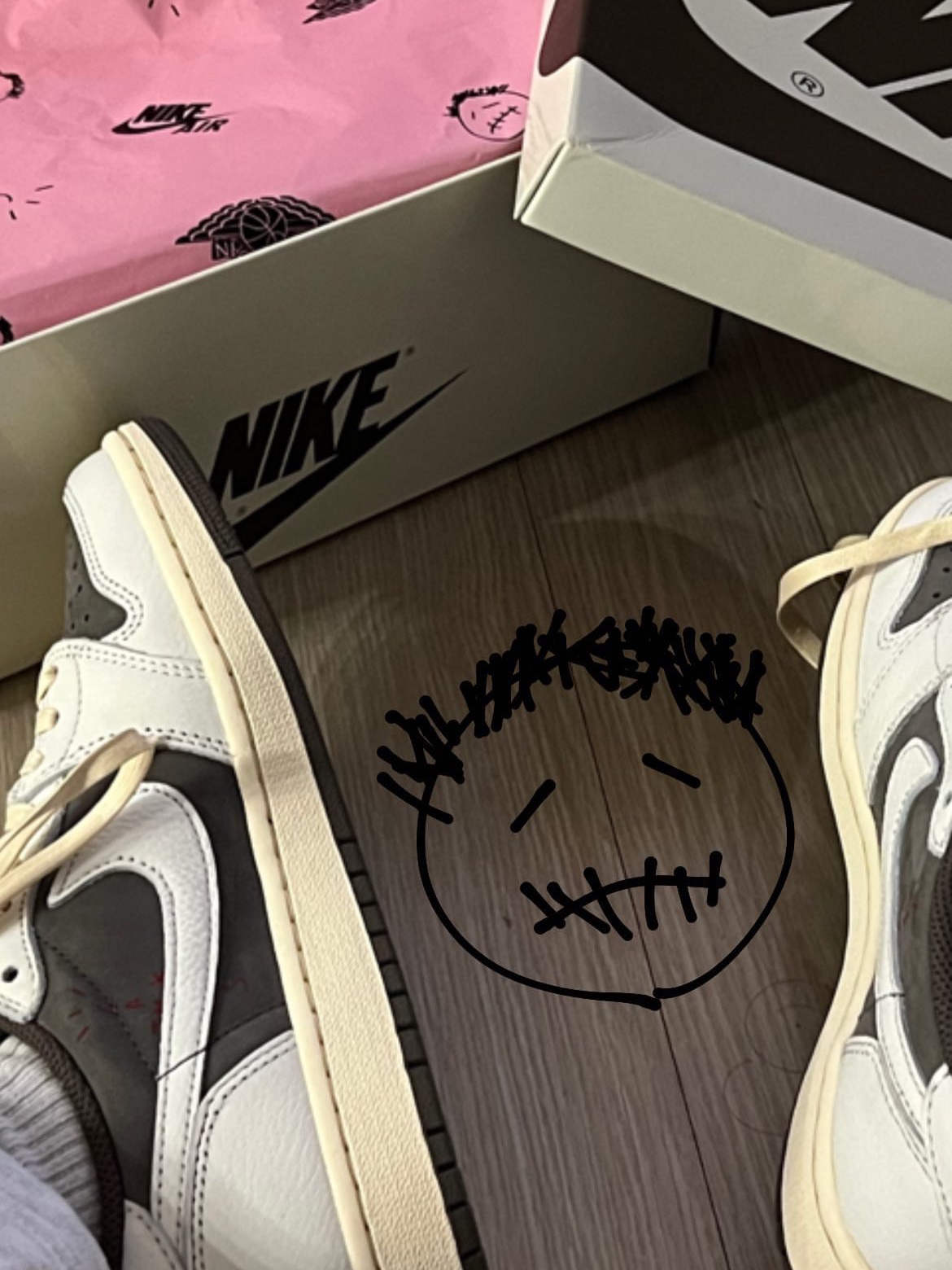 Jordan 1 x Travis Scott Retro Low OG SP Sail and Ridgerock, Helinox Chair One Multicam 착용 스타일 - 5