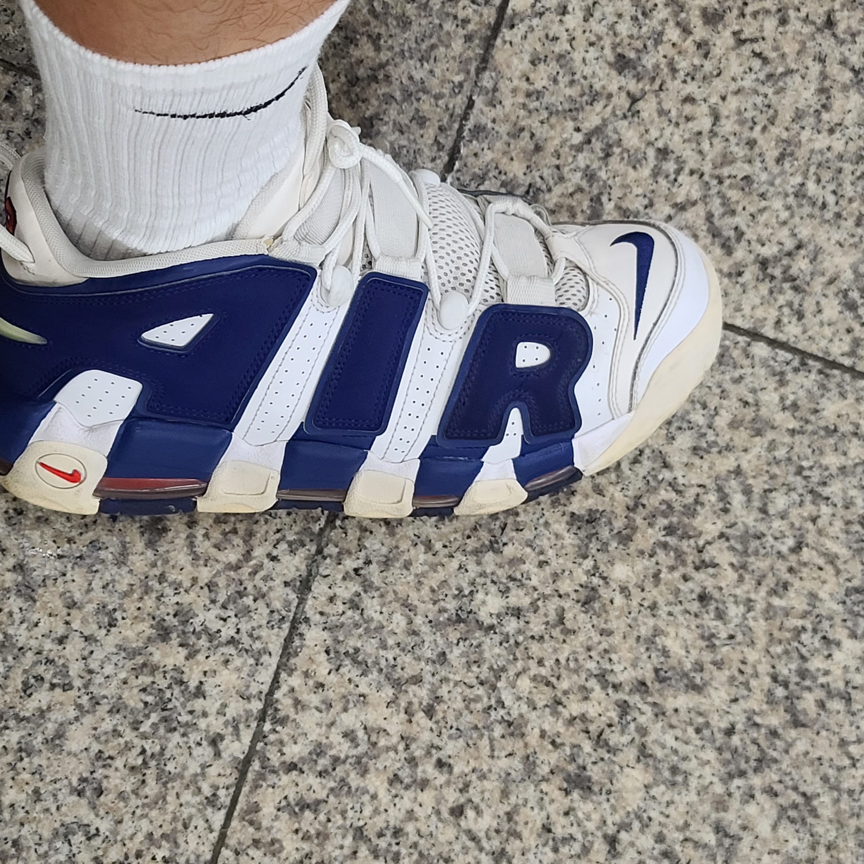 Nike Air More Uptempo Knicks 착용 스타일 - 1