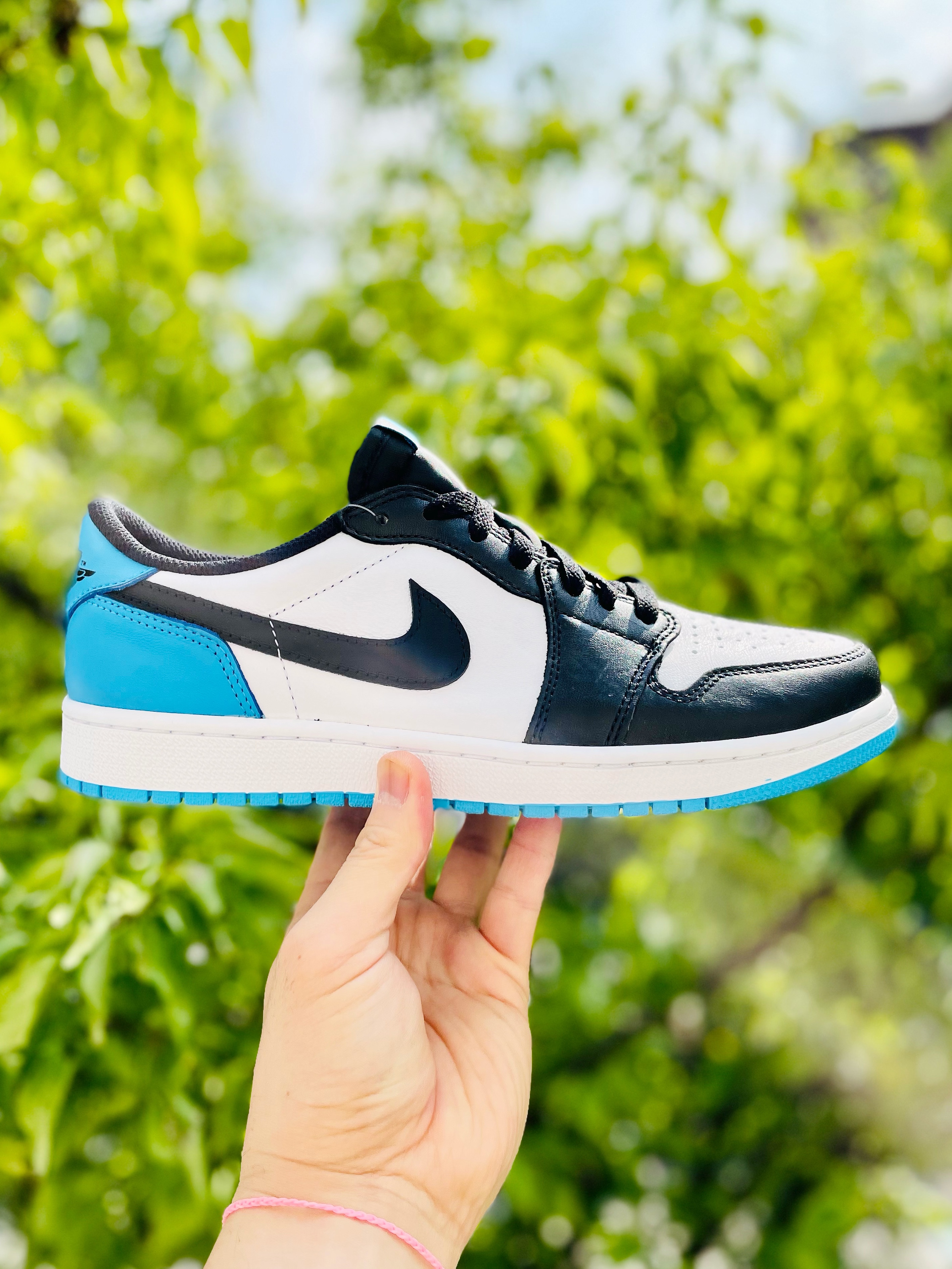 Jordan 1 Retro Low OG Black and Dark Powder Blue 착용 스타일