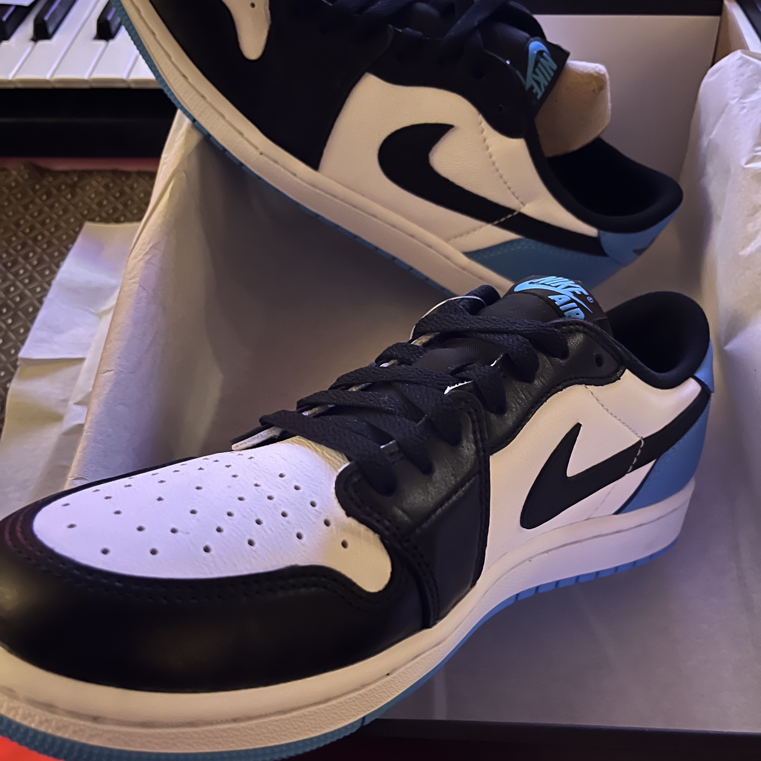 Jordan 1 Retro Low OG Black and Dark Powder Blue 착용 스타일 - 2