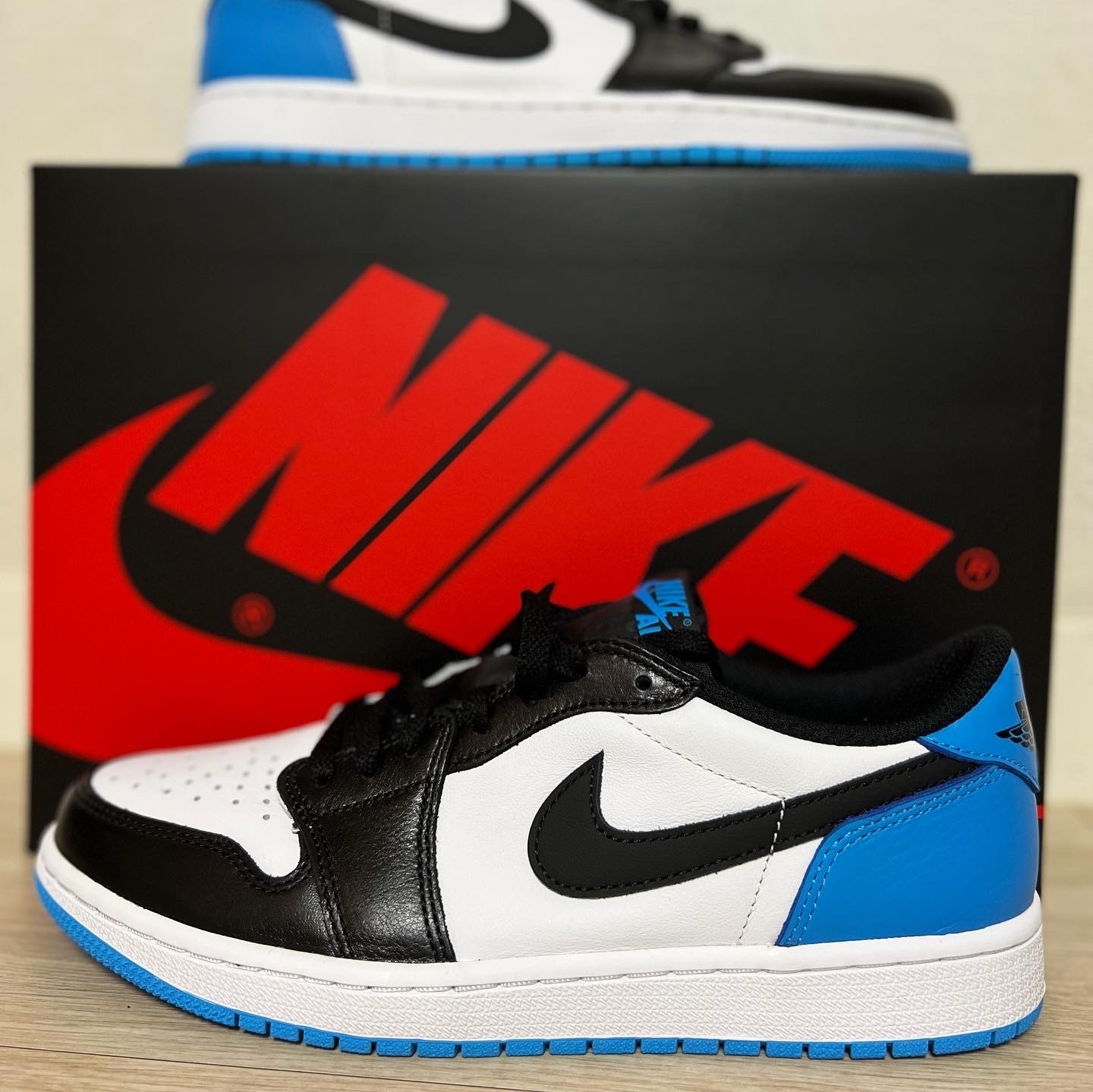 Jordan 1 Retro Low OG Black and Dark Powder Blue 착용 스타일 - 2