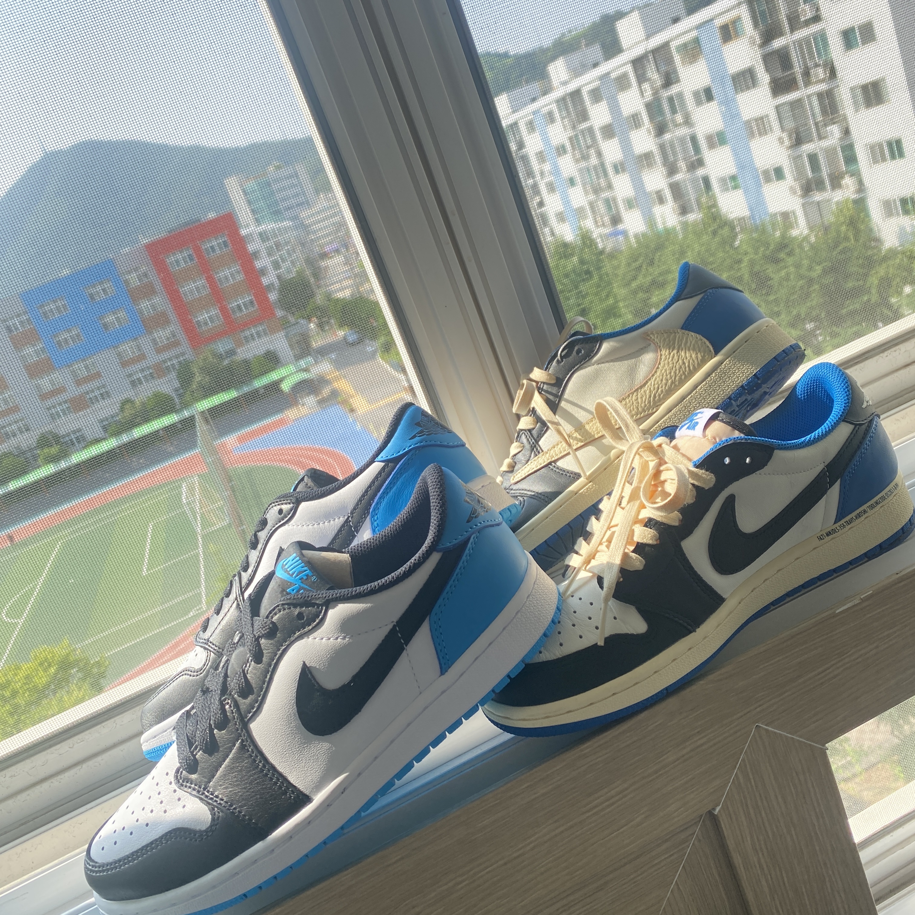 Jordan 1 Retro Low OG Black and Dark Powder Blue, Jordan 1 x Travis Scott x Fragment Retro Low OG SP Military Blue 착용 스타일