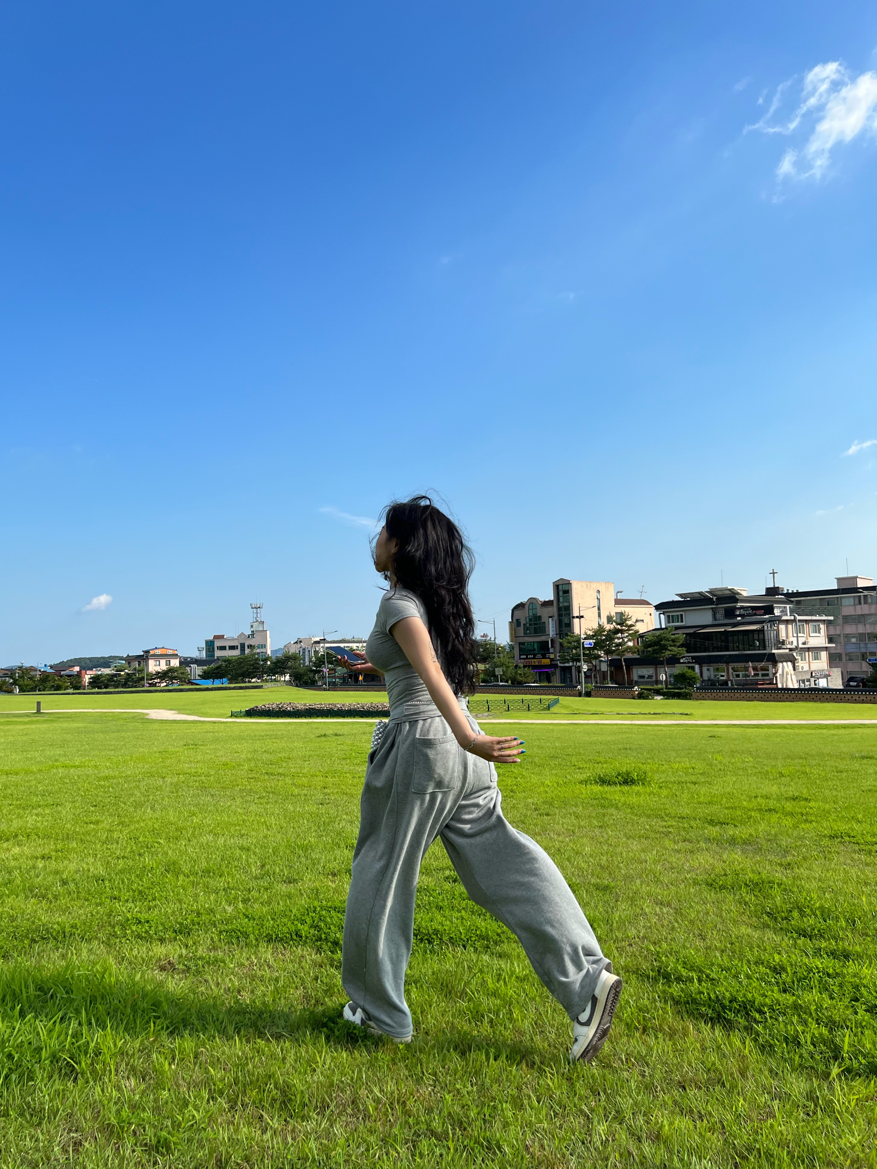 Jordan 1 x Travis Scott Retro Low OG SP Sail and Ridgerock, Helinox Chair One Multicam 착용 스타일 - 4