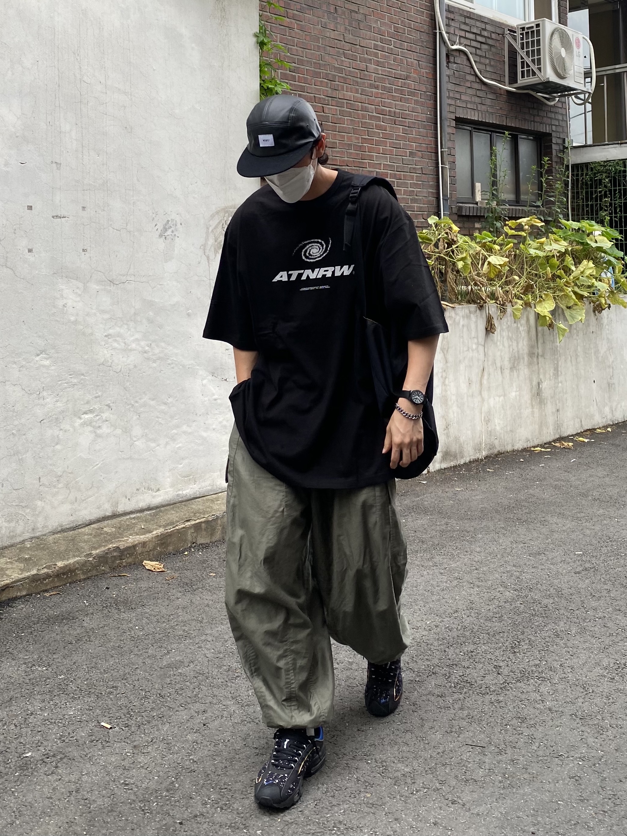 Nike x Supreme Air Max Tailwind 4 Black 착용 스타일 - 1